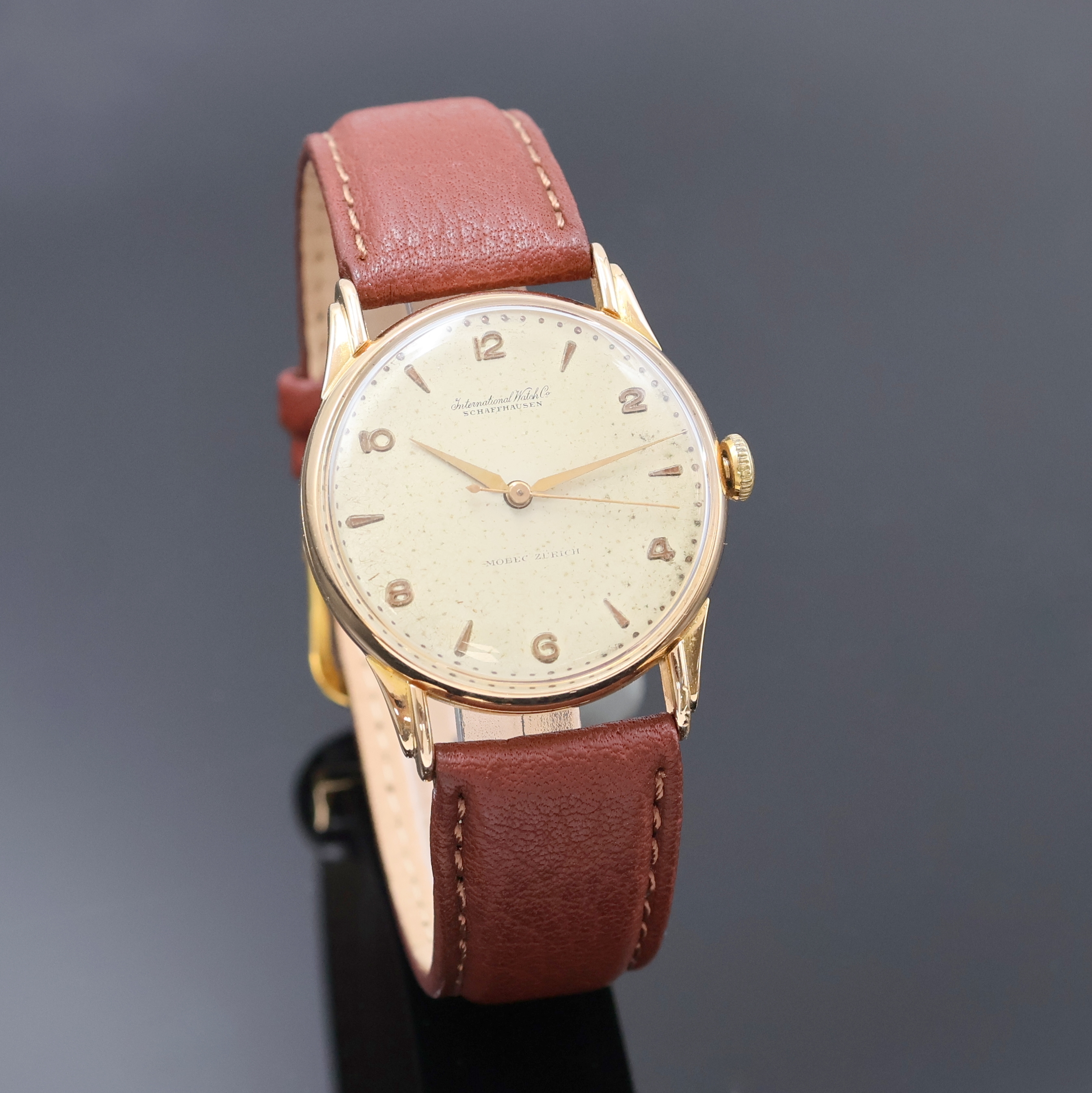 Detail b: IWC Herrenarmbanduhr in RG 750/000, Handaufzug, Schweiz um 1946, Boden u. Glasrand aufgedr., betonte Bandanst., Zifferbl. m. aufgel. Indizes ...
