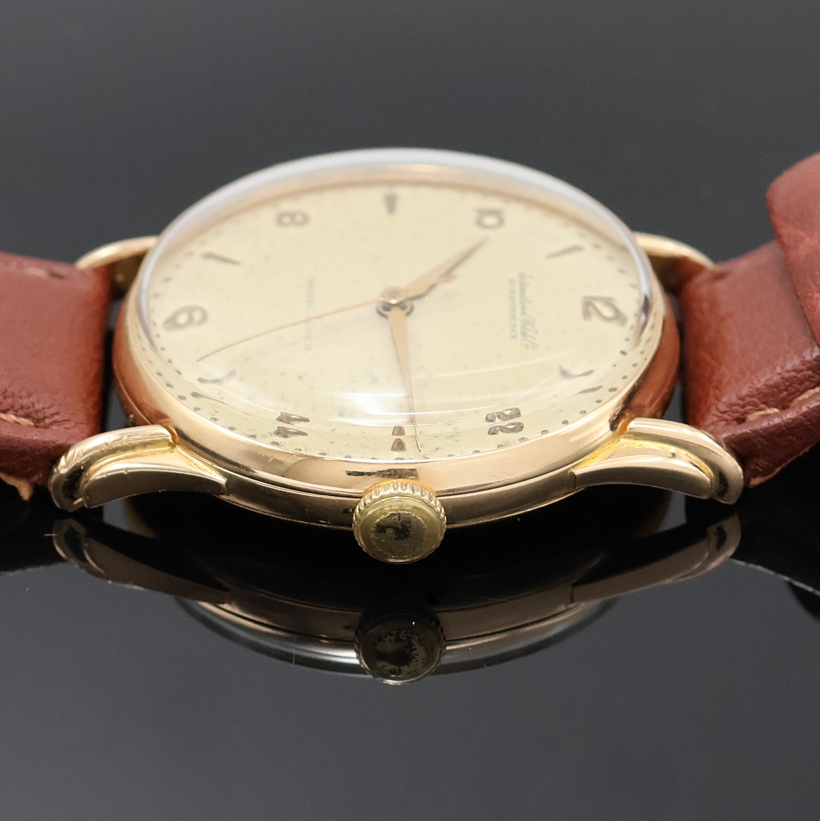 Detail c: IWC Herrenarmbanduhr in RG 750/000, Handaufzug, Schweiz um 1946, Boden u. Glasrand aufgedr., betonte Bandanst., Zifferbl. m. aufgel. Indizes ...