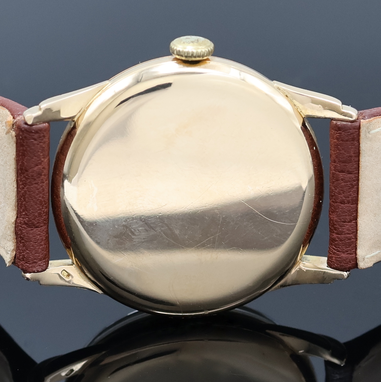 Detail d: IWC Herrenarmbanduhr in RG 750/000, Handaufzug, Schweiz um 1946, Boden u. Glasrand aufgedr., betonte Bandanst., Zifferbl. m. aufgel. Indizes ...