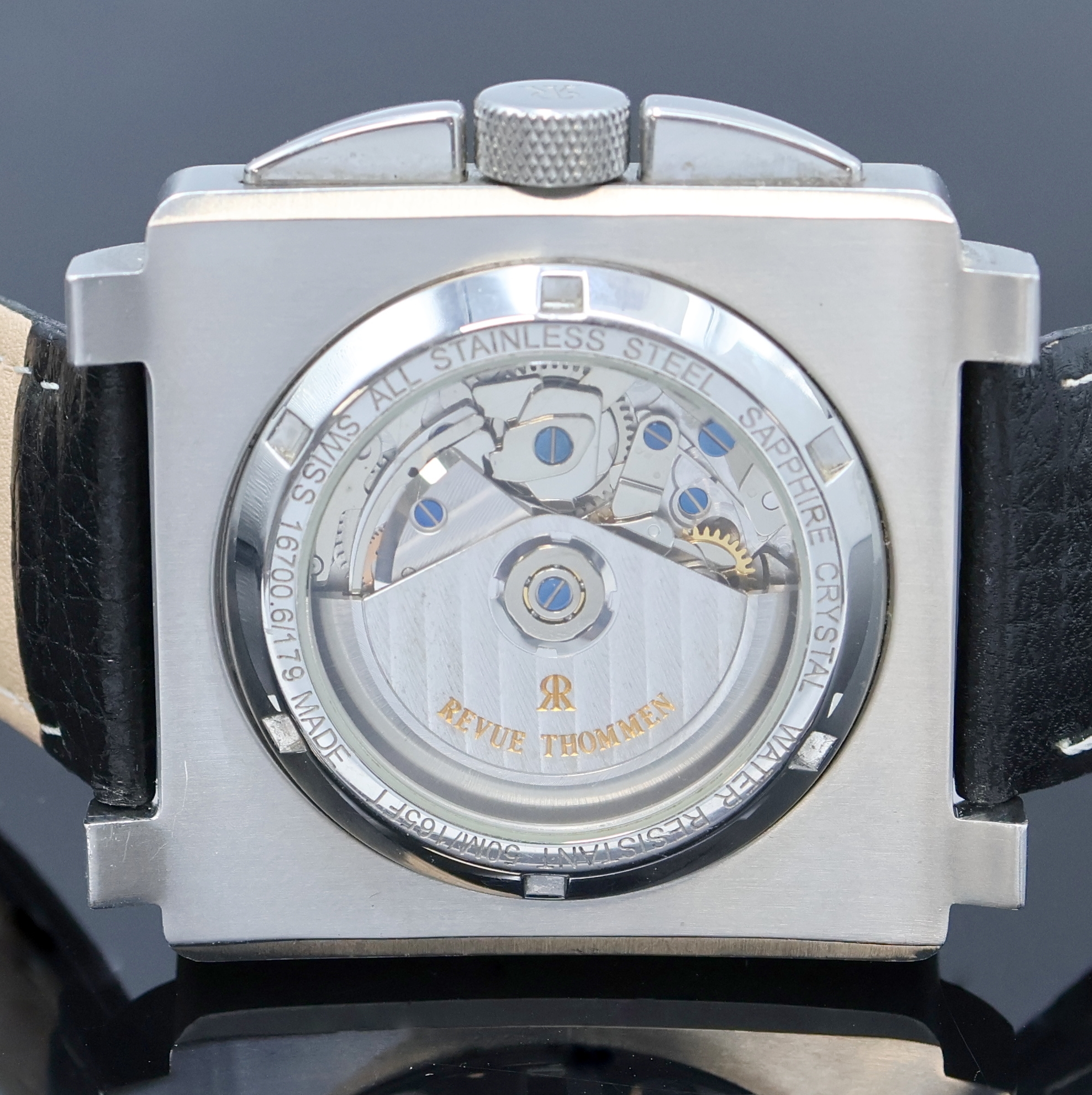 Detail d: REVUE THOMMEN Airspeed Armbandchronograph Referenz 16700.6, Automatik, Schweiz um 2015, beids. vergl. Edelstahlgeh., Boden verschr., schwarzes ...