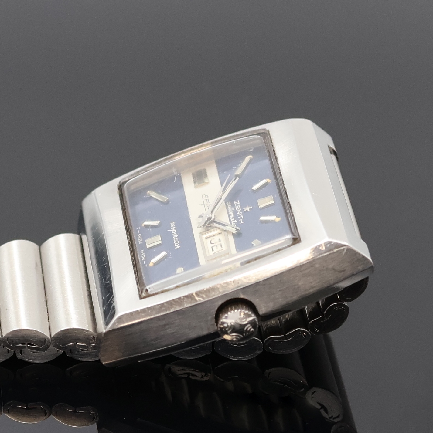 Detail b: ZENITH seltene Herrenarmbanduhr Respirator, Schweiz um 1969, massiv. Edelst.-Stülpgeh., neutr. Gliederband, 2-farb. Zifferbl. m. aufgel. Indizes ...