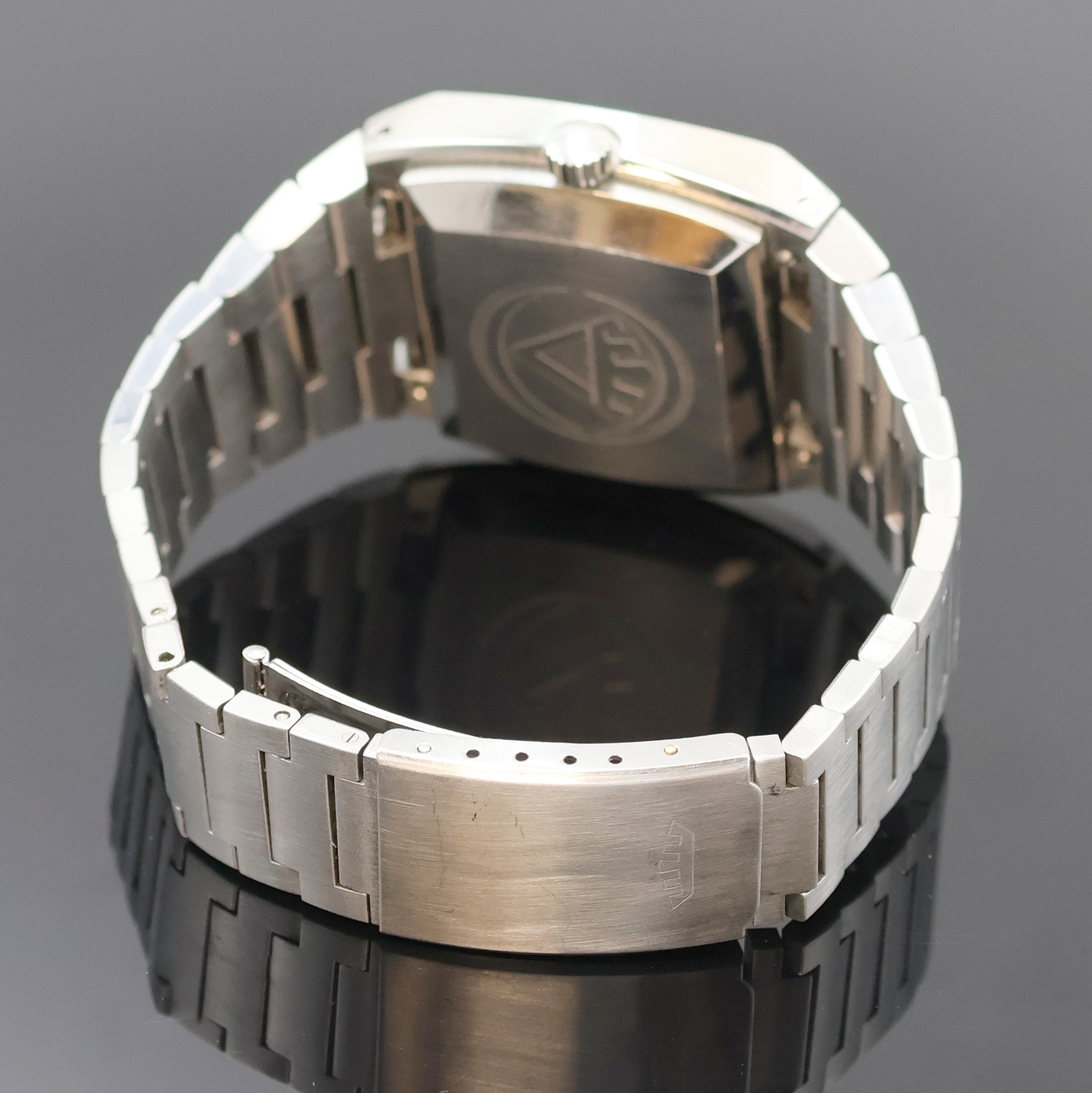 Detail b: MATY Herrenarmbanduhr, Automatik, Schweiz um 1972, massives monocoque Edelstahlgeh. inkl. orig. Gliederband m. Faltschl., graues Fume- ...