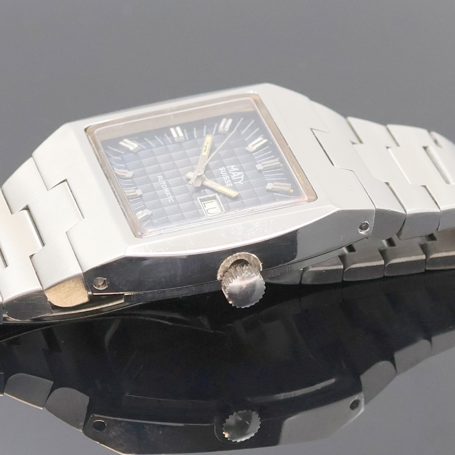 Detail c: MATY Herrenarmbanduhr, Automatik, Schweiz um 1972, massives monocoque Edelstahlgeh. inkl. orig. Gliederband m. Faltschl., graues Fume- ...