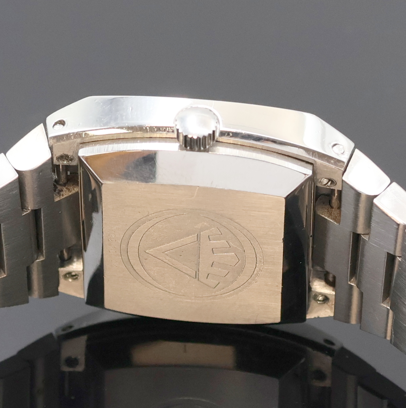 Detail d: MATY Herrenarmbanduhr, Automatik, Schweiz um 1972, massives monocoque Edelstahlgeh. inkl. orig. Gliederband m. Faltschl., graues Fume- ...