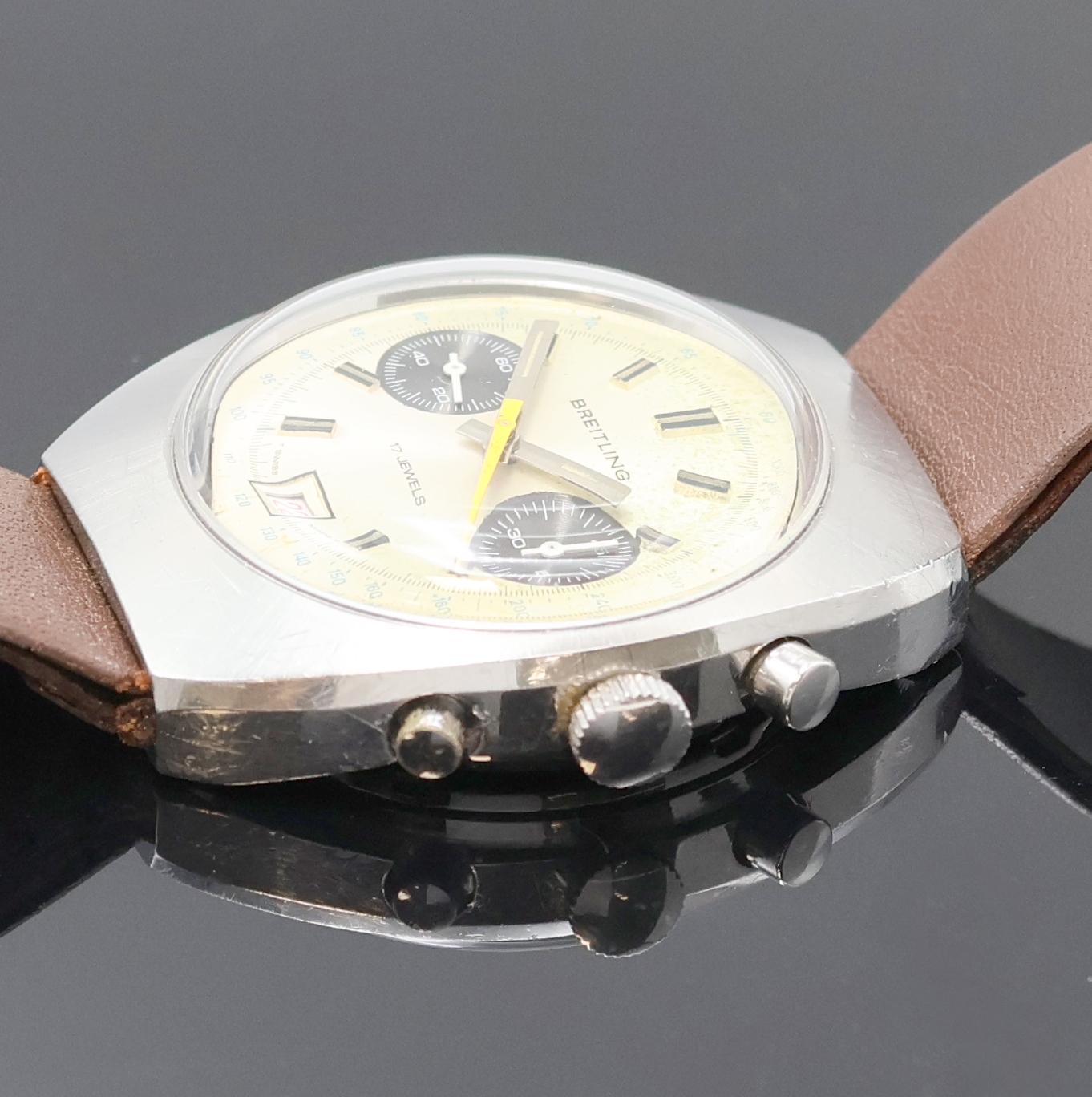 Detail b: BREITLING Armbandchronograph in Stahl, Handaufzug, Schweiz um 1970, tonneauförmiges Edelstahlgeh., Boden verschr., silb. Zifferbl. m. aufgel. ...