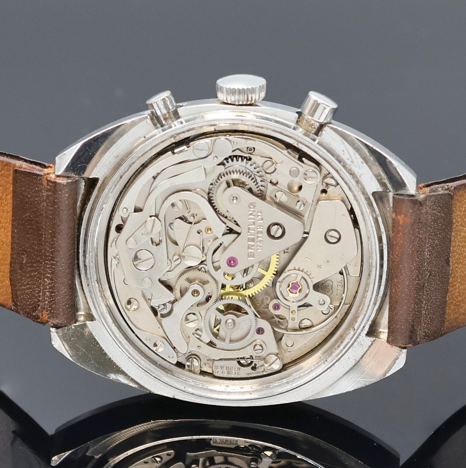 Detail d: BREITLING Armbandchronograph in Stahl, Handaufzug, Schweiz um 1970, tonneauförmiges Edelstahlgeh., Boden verschr., silb. Zifferbl. m. aufgel. ...