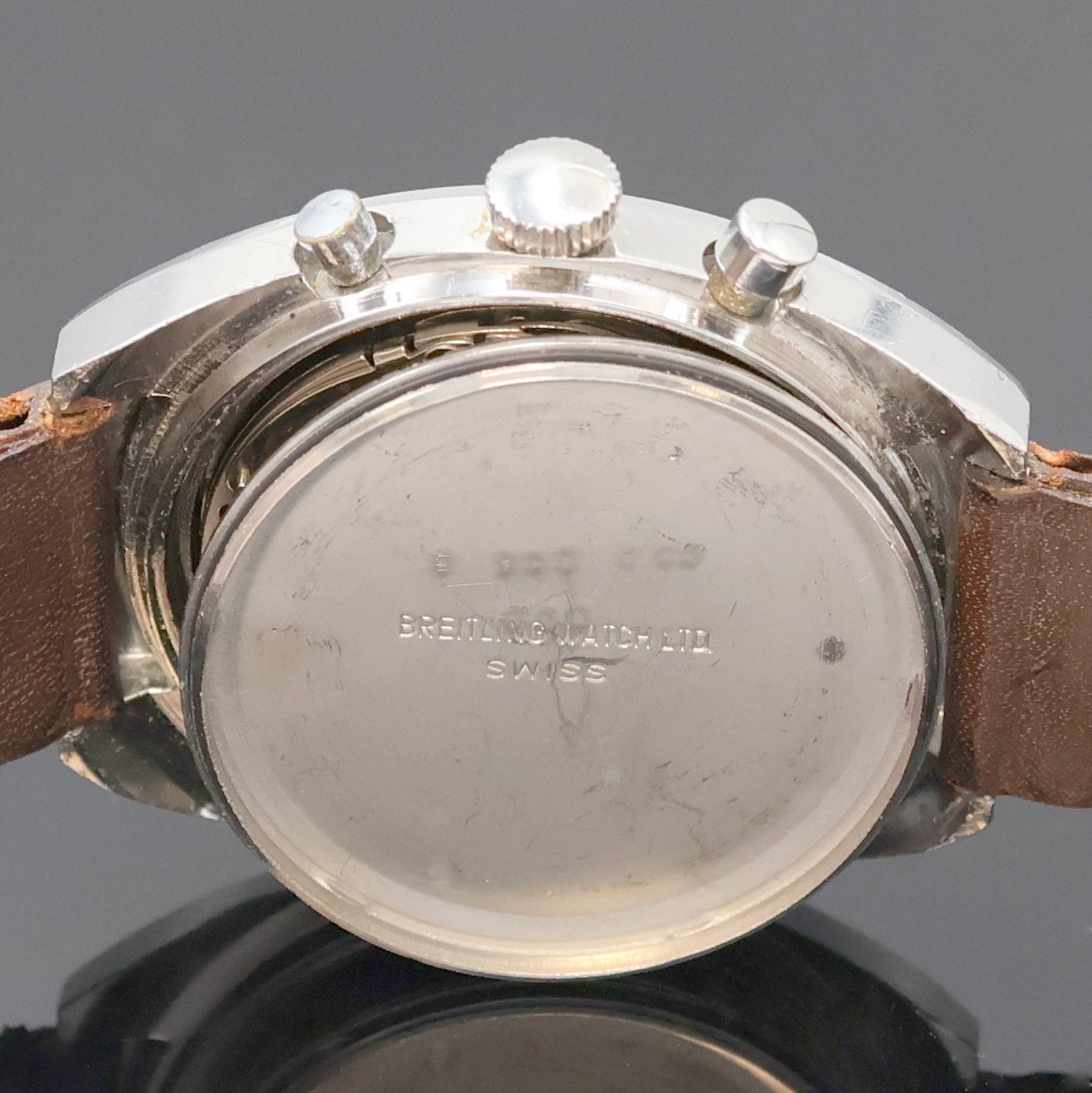 Detail e: BREITLING Armbandchronograph in Stahl, Handaufzug, Schweiz um 1970, tonneauförmiges Edelstahlgeh., Boden verschr., silb. Zifferbl. m. aufgel. ...