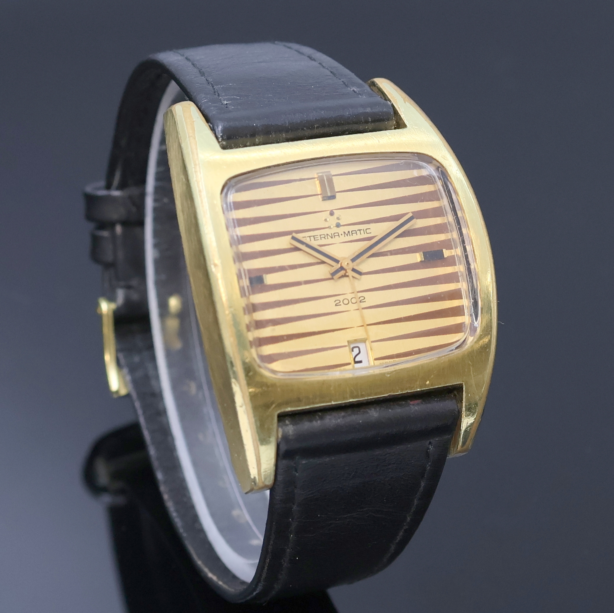 Detail b: ETERNA-MATIC 2002 vergoldete Armbanduhr, Automatik, Schweiz um 1972, in sich gewölbtes, massives Stülpgeh., ausgefallenes, horizontal gestreiftes ...