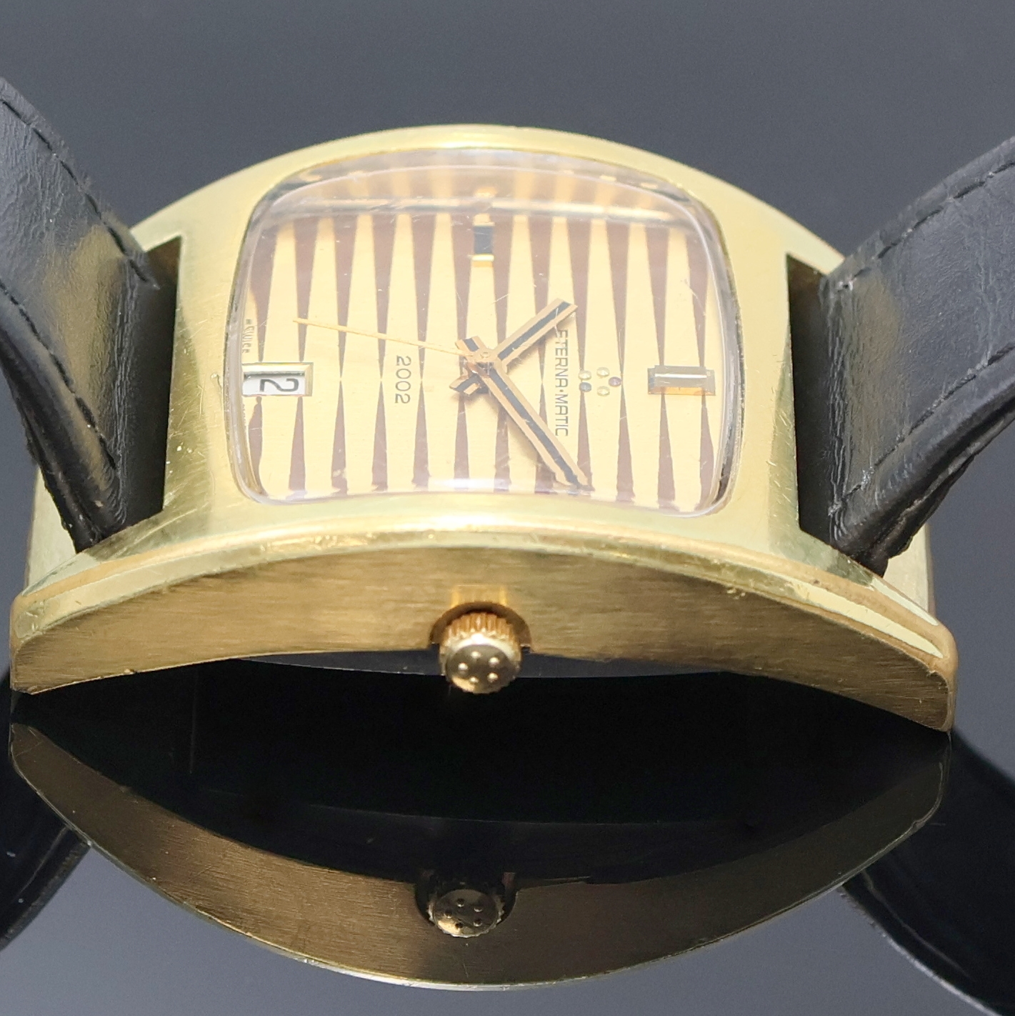 Detail c: ETERNA-MATIC 2002 vergoldete Armbanduhr, Automatik, Schweiz um 1972, in sich gewölbtes, massives Stülpgeh., ausgefallenes, horizontal gestreiftes ...