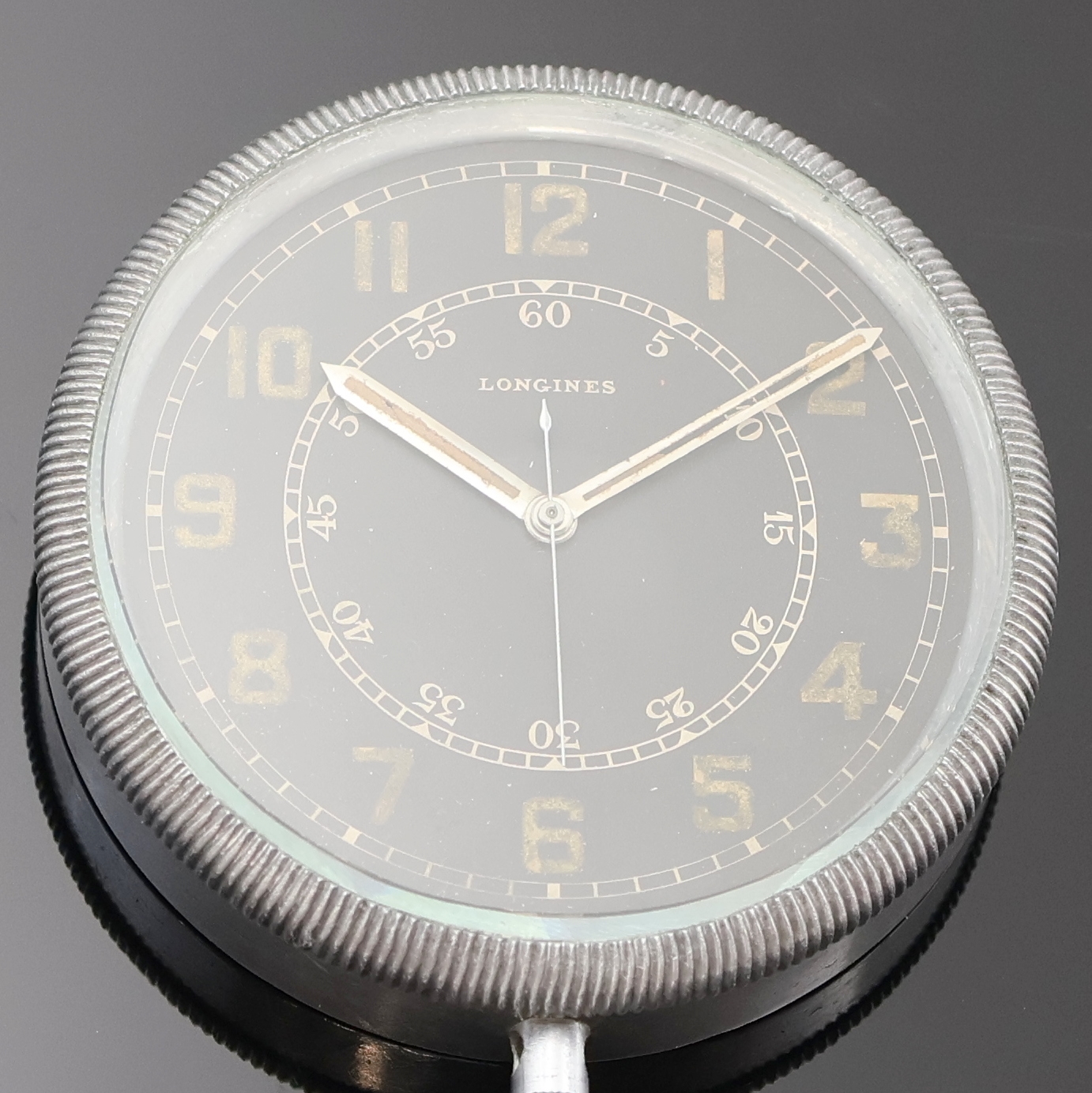 Detail a: LONGINES Borduhr, Schweiz 1963, Metallgeh., Kontrastzifferbl. mit indir. Zentralsek., innen 60, außen Normalzeit, gerändelte Lünette, Werk ...