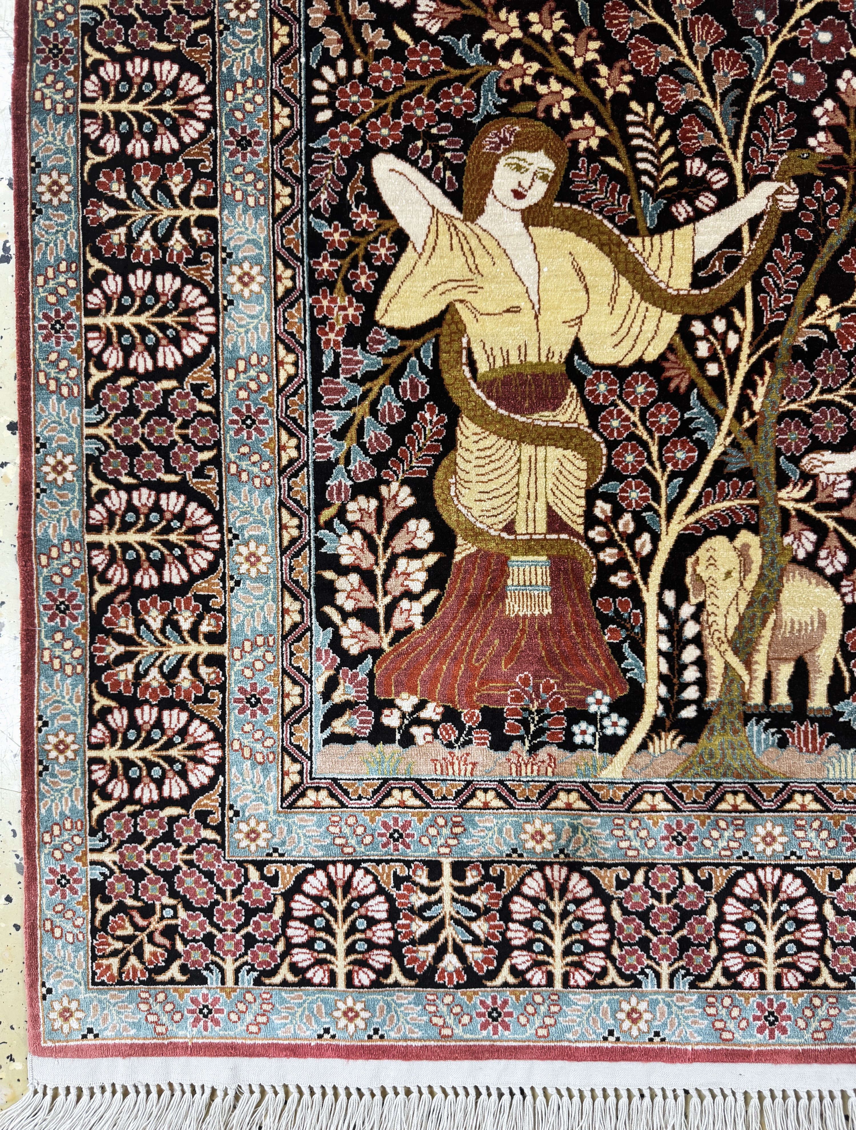 Detail c: Hereke Seide fein, China, Ende 20.Jhd, reine Naturseide, ca. 122 x 79 cm, ca. 1,0 Mio. Kn/qm, EHZ:(nahezu neuwertig)