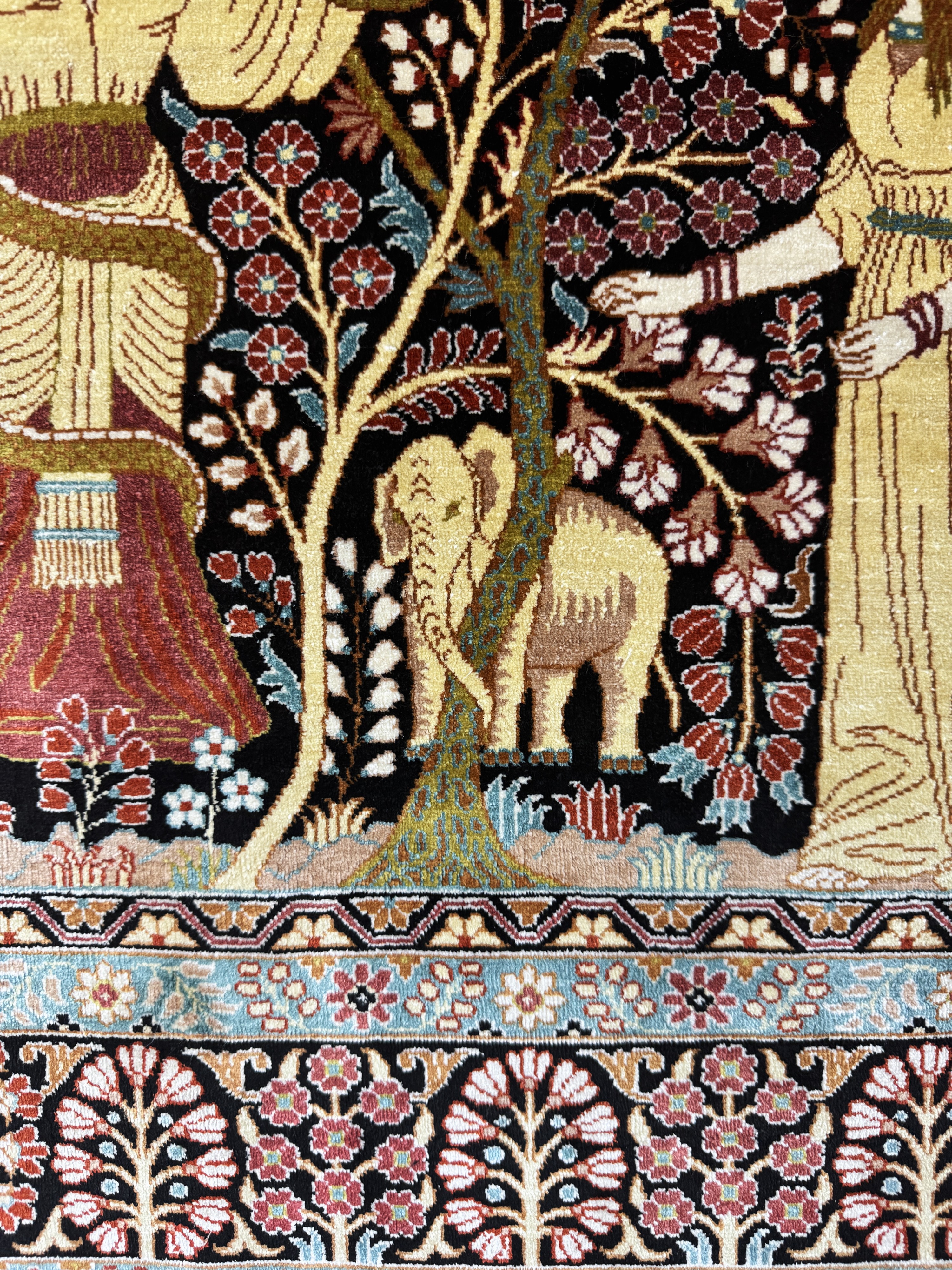Detail d: Hereke Seide fein, China, Ende 20.Jhd, reine Naturseide, ca. 122 x 79 cm, ca. 1,0 Mio. Kn/qm, EHZ:(nahezu neuwertig)