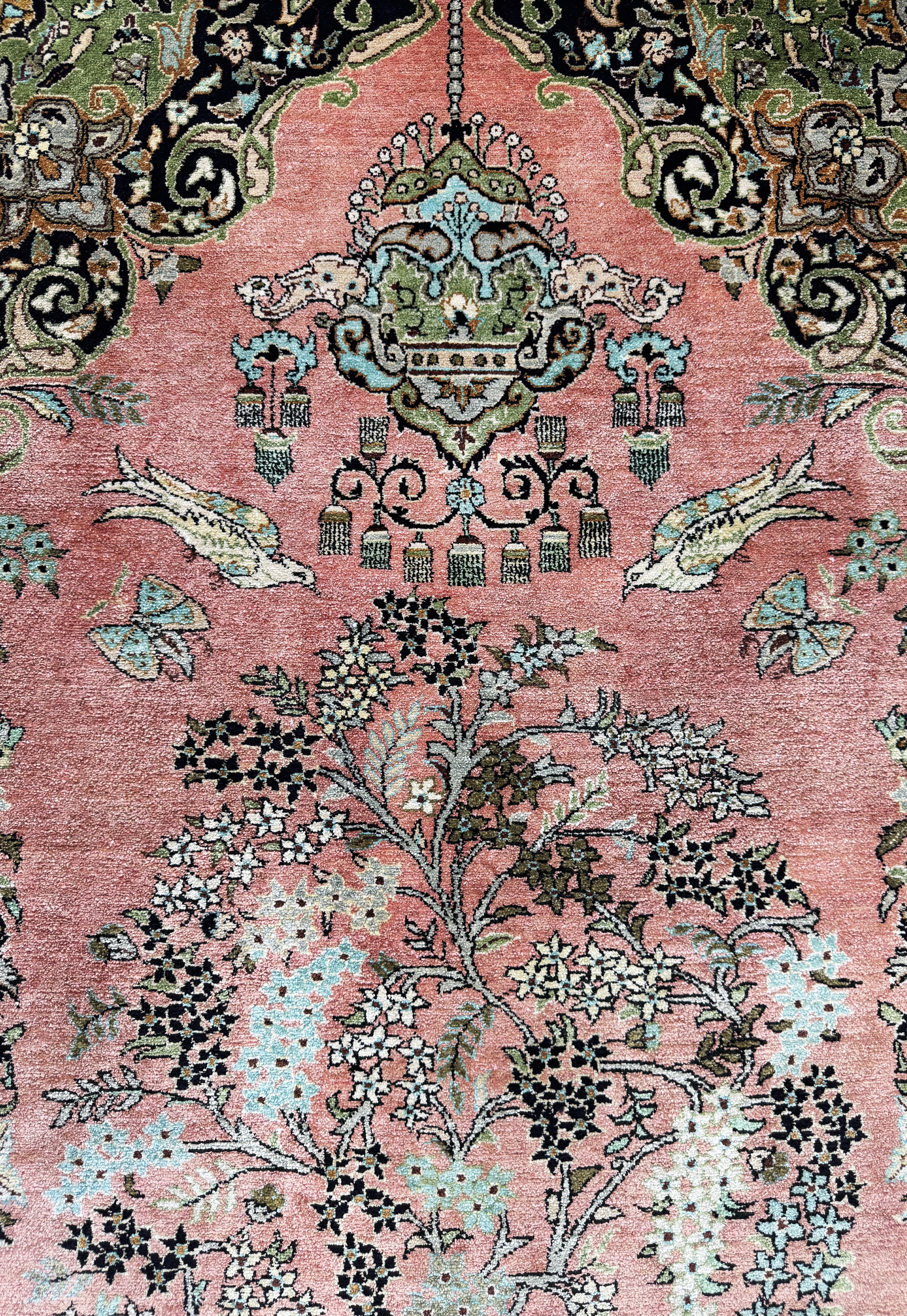 Detail d: Ghom Seide, Persien, Mitte 20.Jhd, reine Naturseide, ca. 165 x 107 cm, EHZ: 1-2