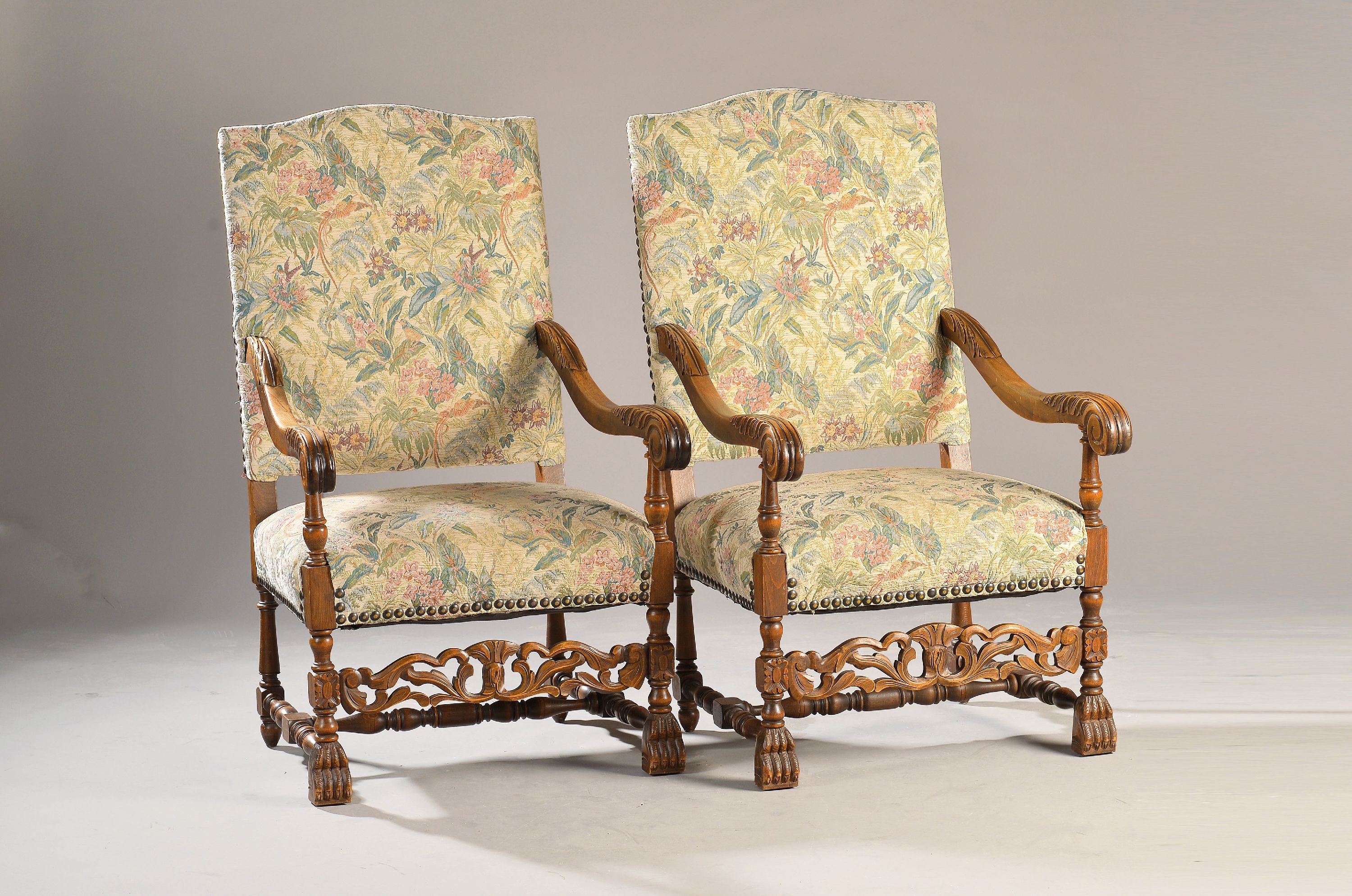 Image 27033933 - 2 Armlehnsessel, deutsch, um 1880-90, Eiche geschnitzt und z.T. gedrechselt, ...