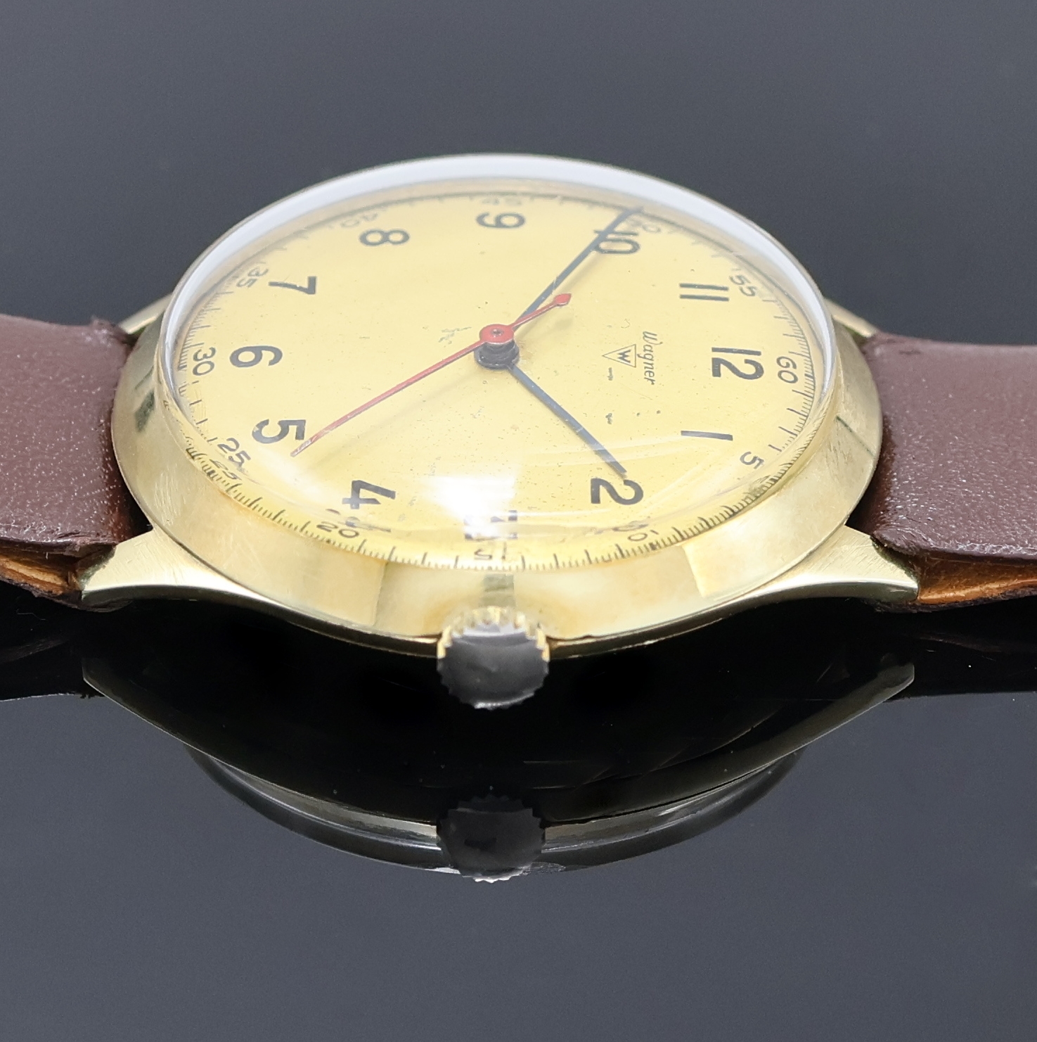 Detail c: WAGNER Armbanduhr in GG 585/000, Schweiz um 1970, Handaufzug, Boden u. Glasrand aufgedr., gold. Zifferbl. m. arab. Zahlen, gebl. Zeiger, roter ...