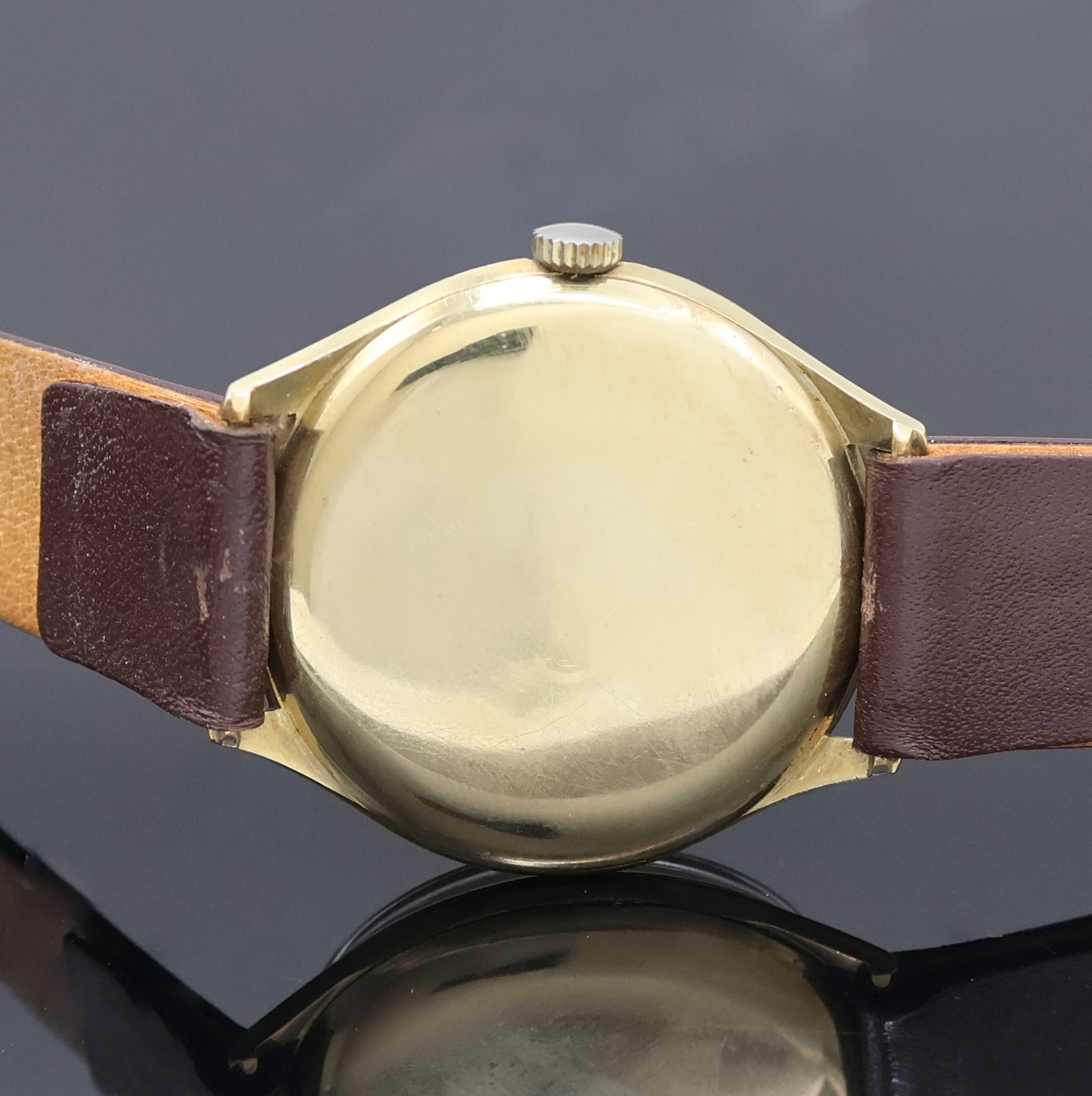 Detail d: WAGNER Armbanduhr in GG 585/000, Schweiz um 1970, Handaufzug, Boden u. Glasrand aufgedr., gold. Zifferbl. m. arab. Zahlen, gebl. Zeiger, roter ...