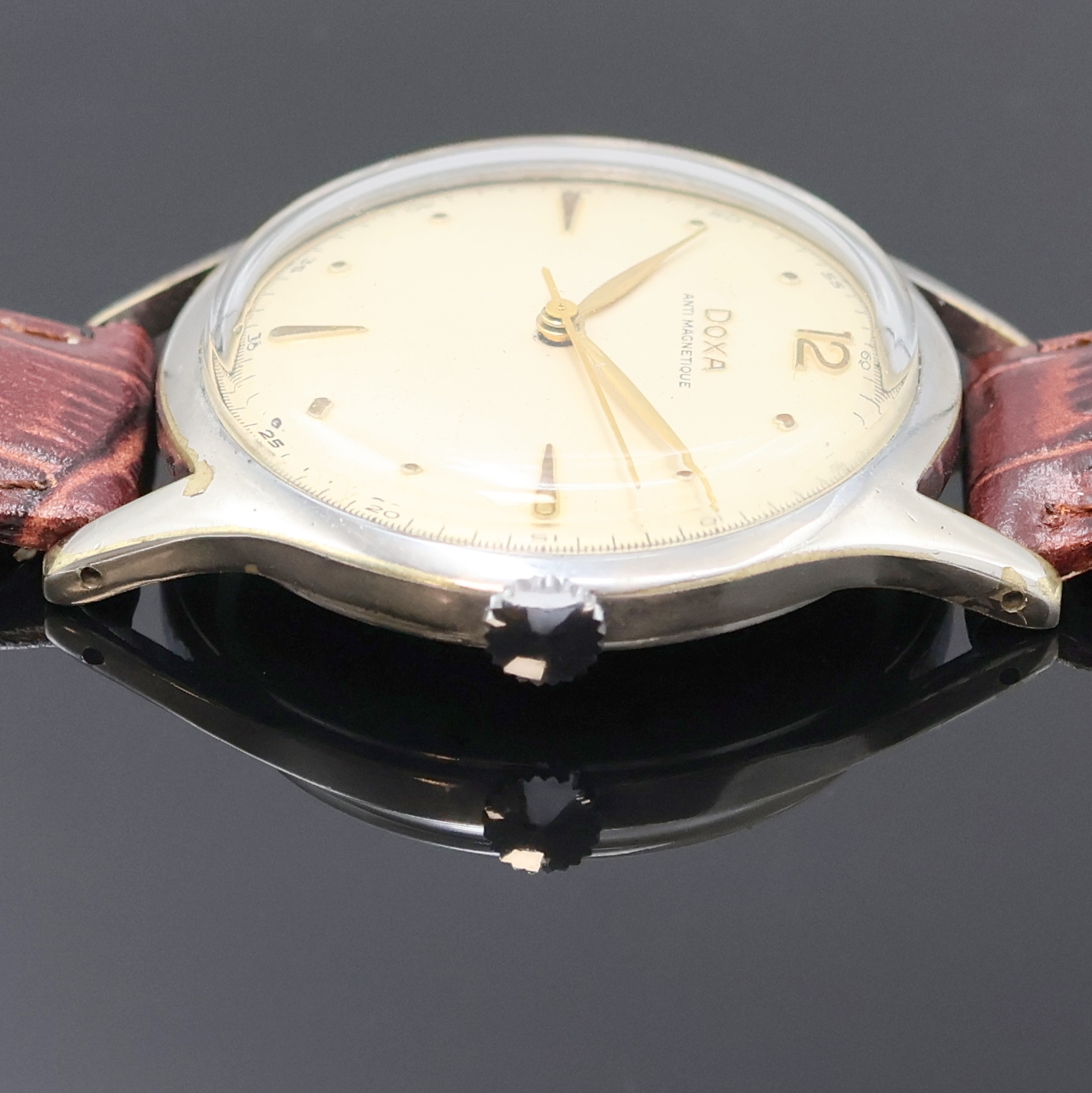 Detail a: DOXA große Armbanduhr in Stahl, Schweiz um 1965, Handaufzug, Boden aufgedr., silb. Zifferbl. m. gold. Std.-Ind. u. Zeigern, Kal. 1147, D. ca. 38 mm, ...