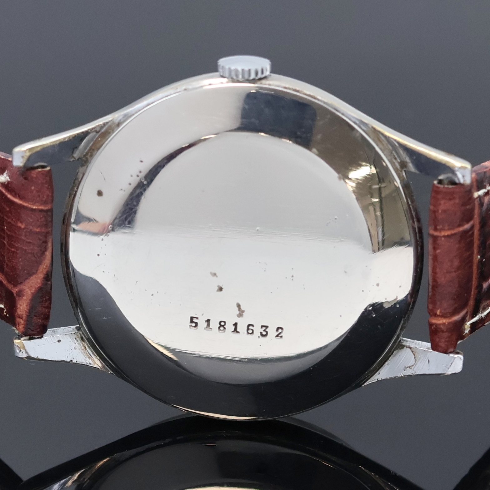 Detail b: DOXA große Armbanduhr in Stahl, Schweiz um 1965, Handaufzug, Boden aufgedr., silb. Zifferbl. m. gold. Std.-Ind. u. Zeigern, Kal. 1147, D. ca. 38 mm, ...