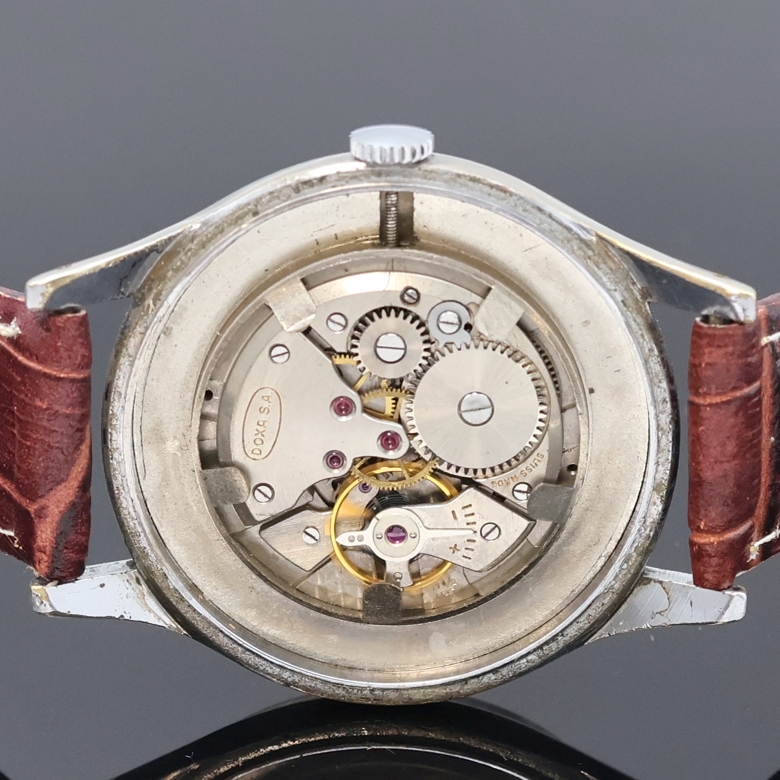 Detail c: DOXA große Armbanduhr in Stahl, Schweiz um 1965, Handaufzug, Boden aufgedr., silb. Zifferbl. m. gold. Std.-Ind. u. Zeigern, Kal. 1147, D. ca. 38 mm, ...