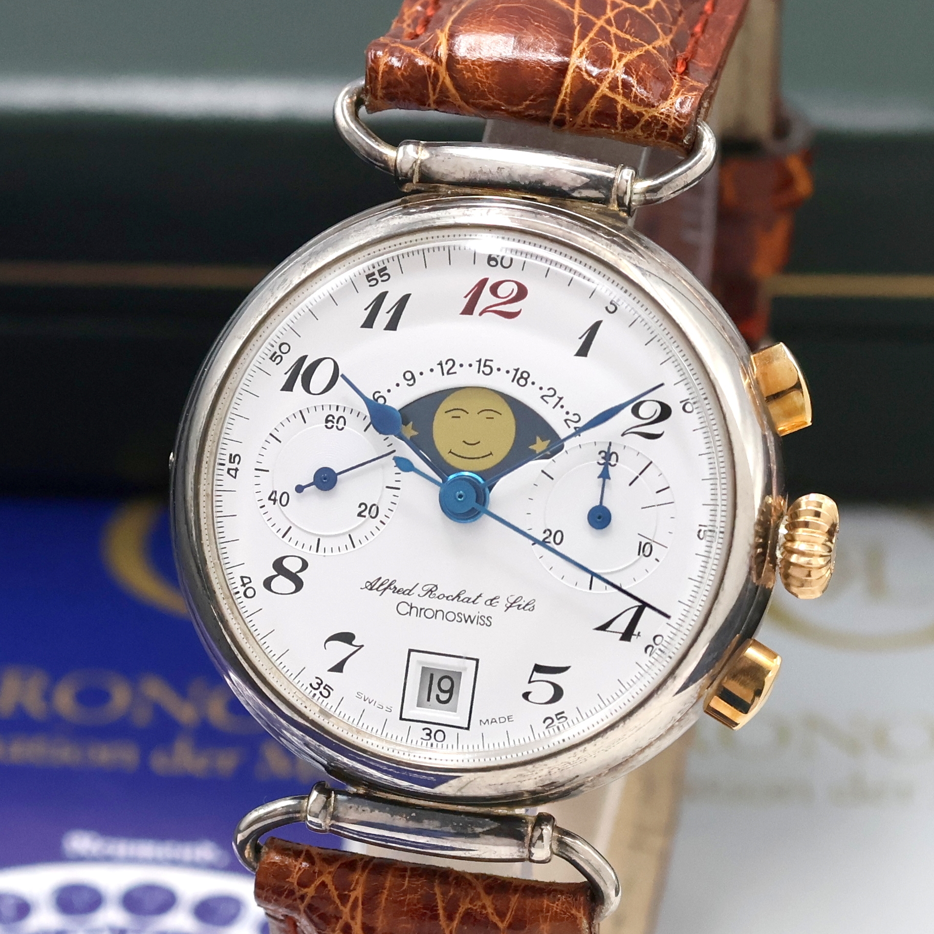Detail a: ALFRED ROCHAT / CHRONOSWISS auf 500 Stück limitierter Armbandchronograph in Silber Referenz CH 34223, Schweiz um 1990, Handaufzug, Boden u. Glasrand ...