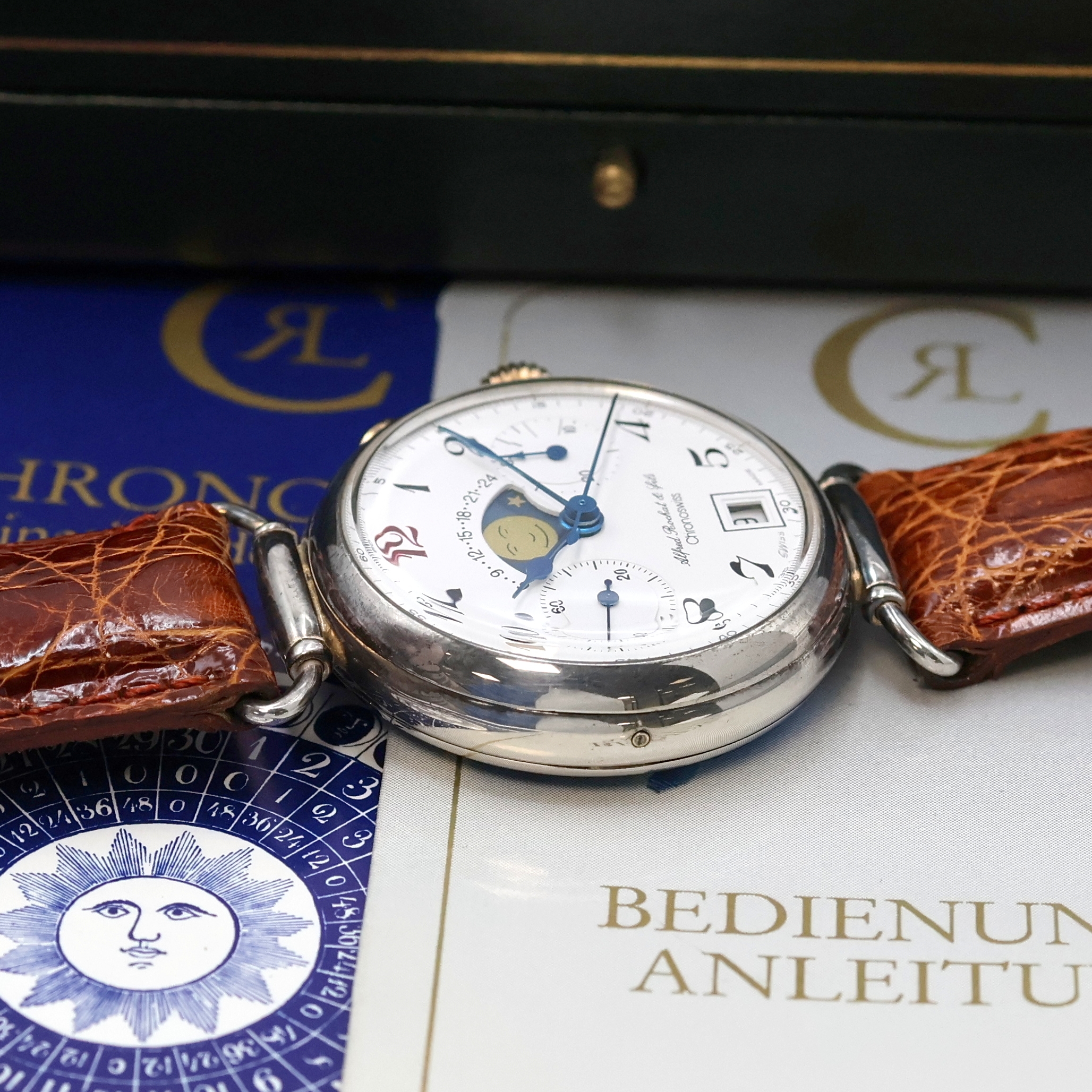 Detail d: ALFRED ROCHAT / CHRONOSWISS auf 500 Stück limitierter Armbandchronograph in Silber Referenz CH 34223, Schweiz um 1990, Handaufzug, Boden u. Glasrand ...