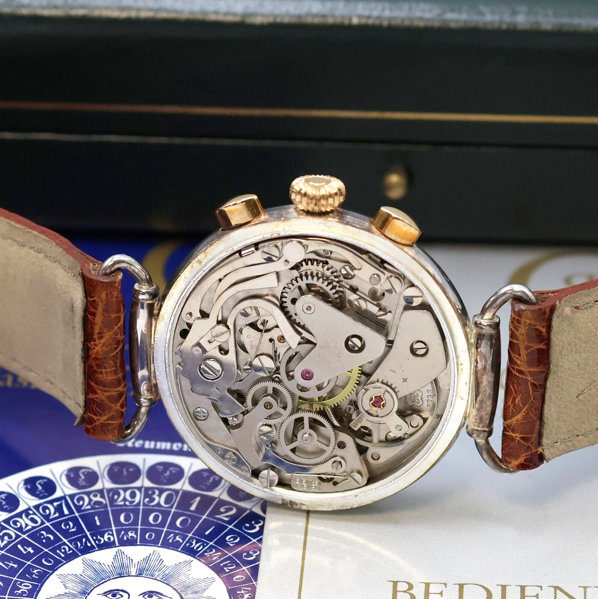 Detail e: ALFRED ROCHAT / CHRONOSWISS auf 500 Stück limitierter Armbandchronograph in Silber Referenz CH 34223, Schweiz um 1990, Handaufzug, Boden u. Glasrand ...