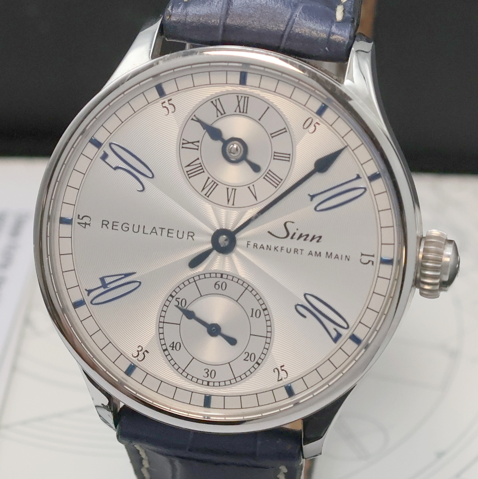 Detail a: SINN Herrenarmbanduhr Regulateur Referenz 6100, Schweiz um 2011, beids. vergl. Edelstahlgeh. inkl. orig. Lederband m. dopp. Faltschl., Saphirgl., ...