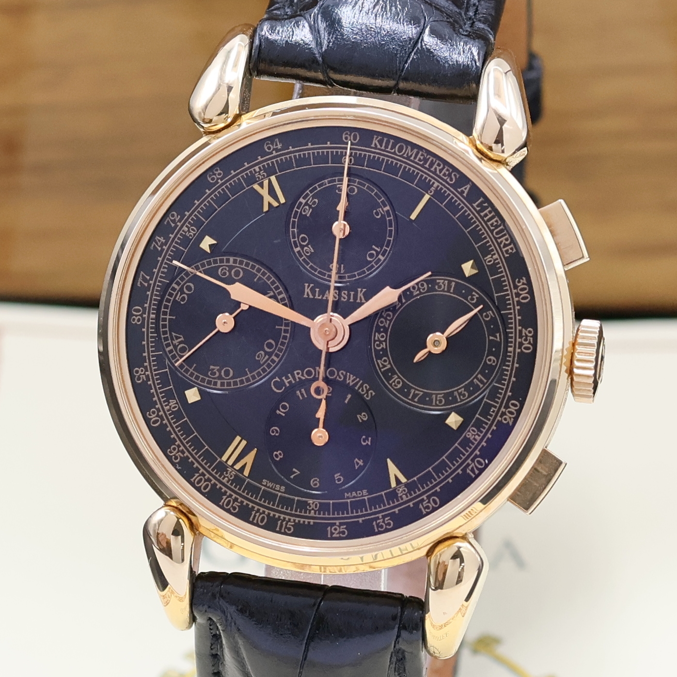Detail a: CHRONOSWISS Klassik Armbandchronograph in RoseG 750/000 Referenz CH 7441, Schweiz um 1995, Automatik, Boden u. Glasrand aufgedr., tropfenförmige ...