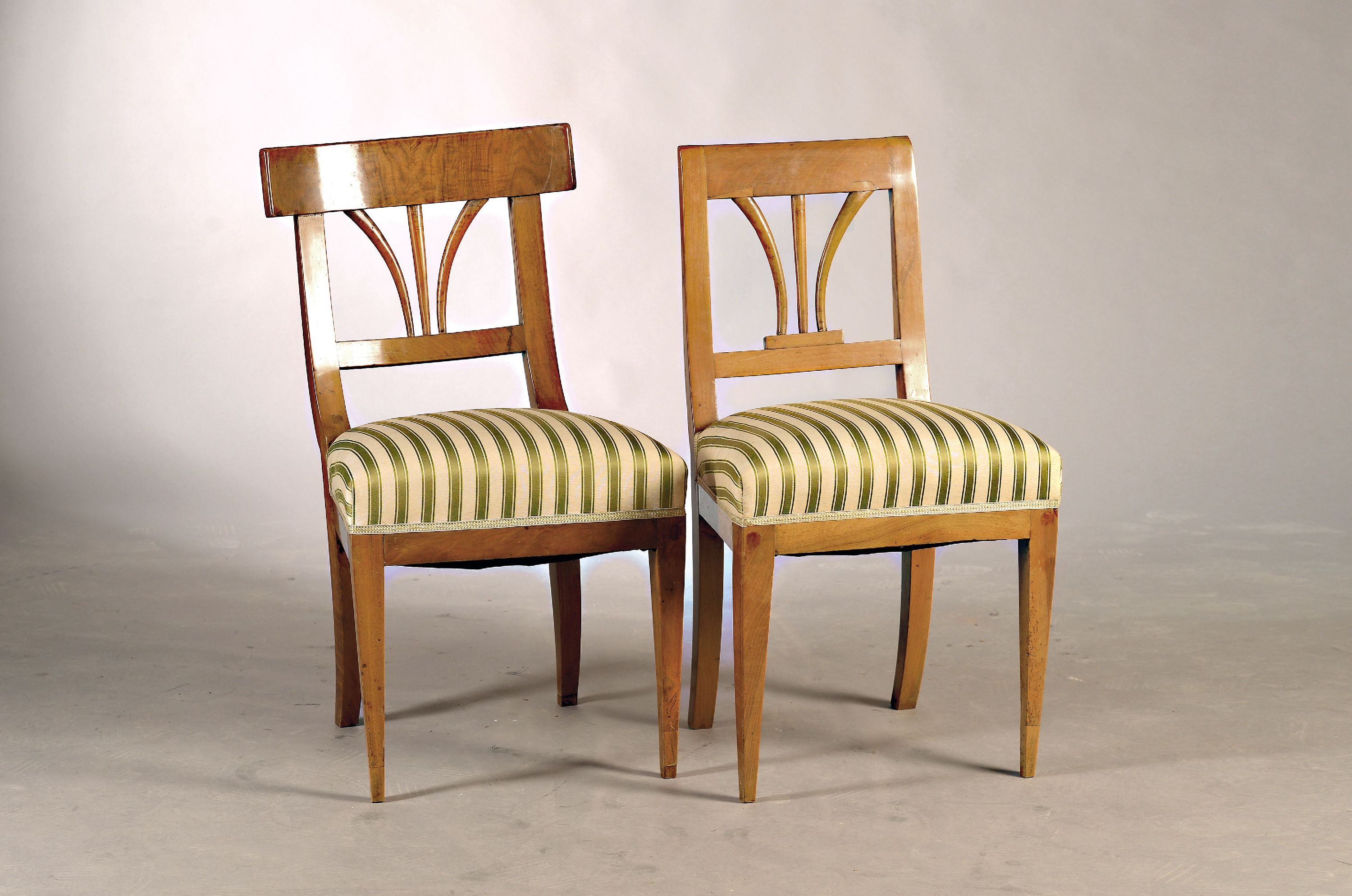 Image 27034061 - 4 Stühle, Biedermeier, um 1820, 2 1 1, teilweise Nussbaum, Kirschbaum und andere ...