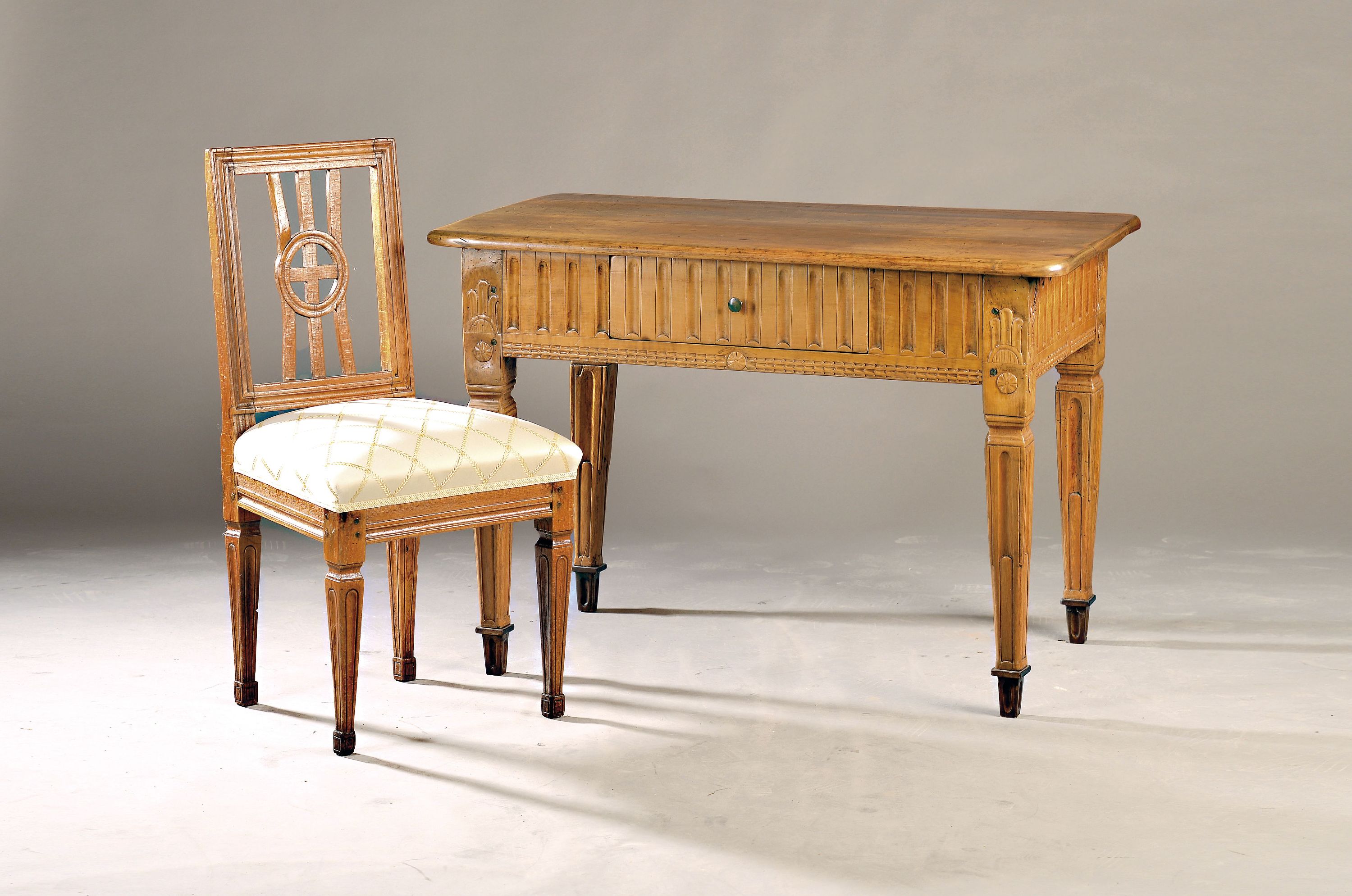 Image 27034062 - Louis-Seize-Tisch und passender Stuhl, Tisch Obstholz massiv, geschnitzt, Beine ...