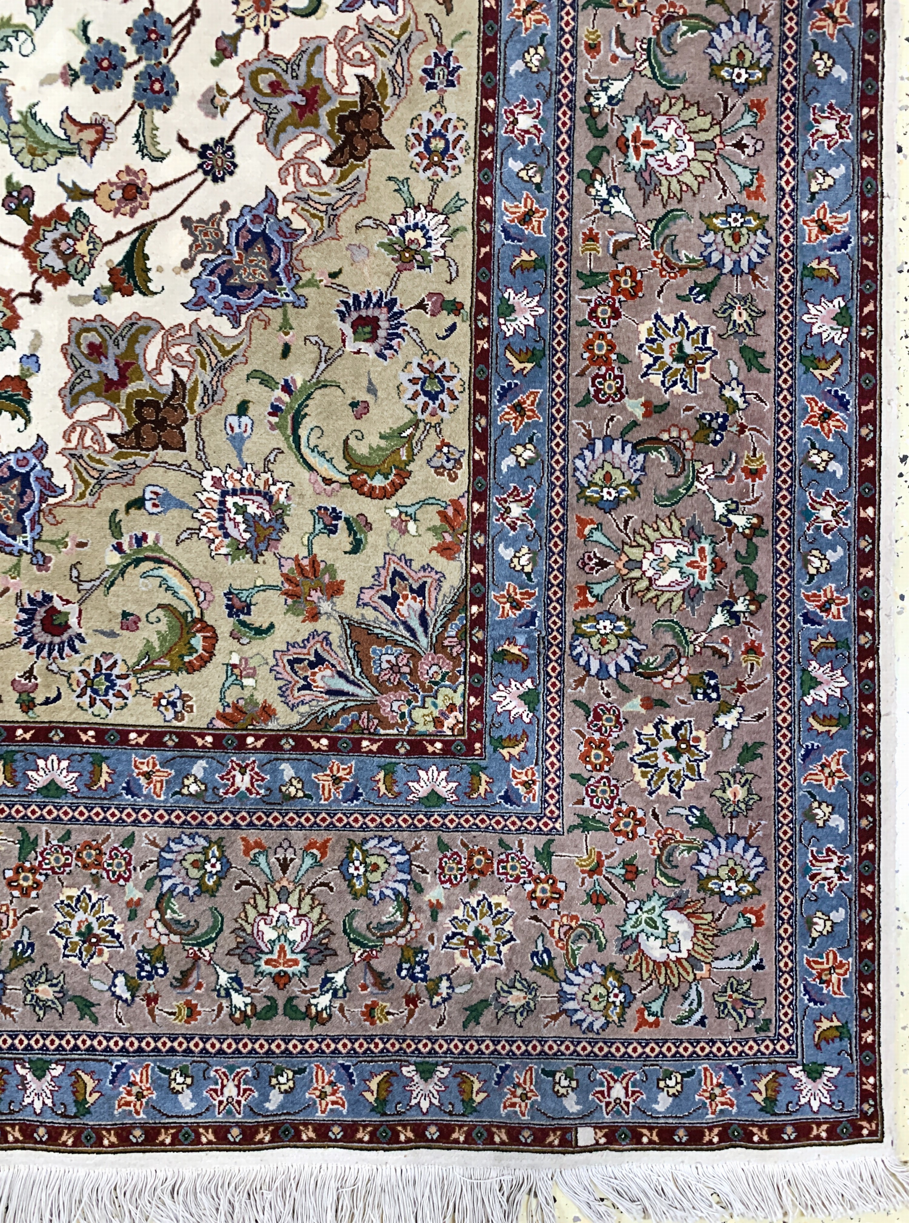 Detail a: Täbriz fein( 50 Raj), Persien, Mitte 20.Jhd, Korkwolle mit Seide, ca. 246 x 246 cm,ca. 500.000 Kn/qm, EHZ: 2, (minimaler Mottenfrass am Rand)