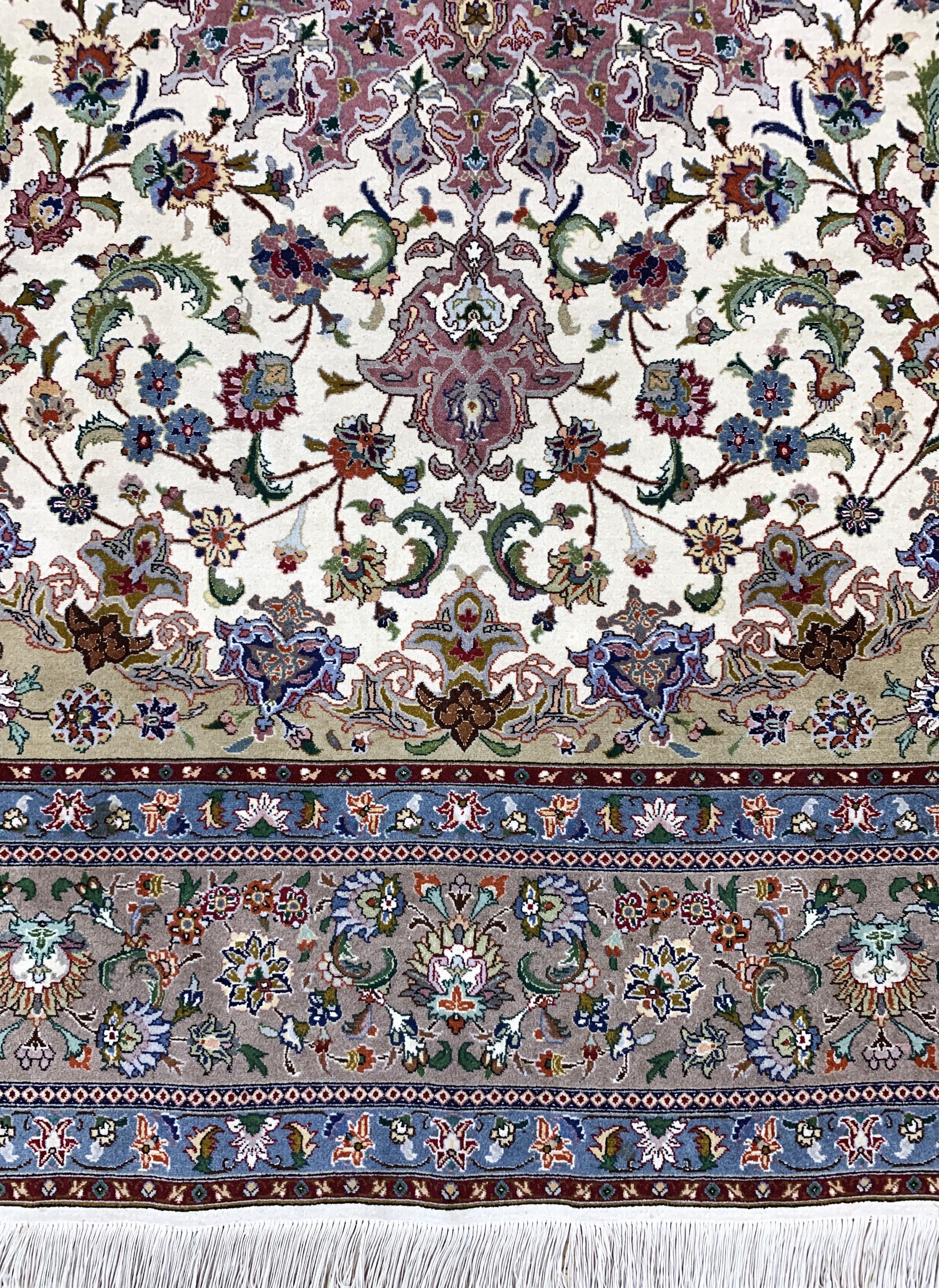 Detail b: Täbriz fein( 50 Raj), Persien, Mitte 20.Jhd, Korkwolle mit Seide, ca. 246 x 246 cm,ca. 500.000 Kn/qm, EHZ: 2, (minimaler Mottenfrass am Rand)