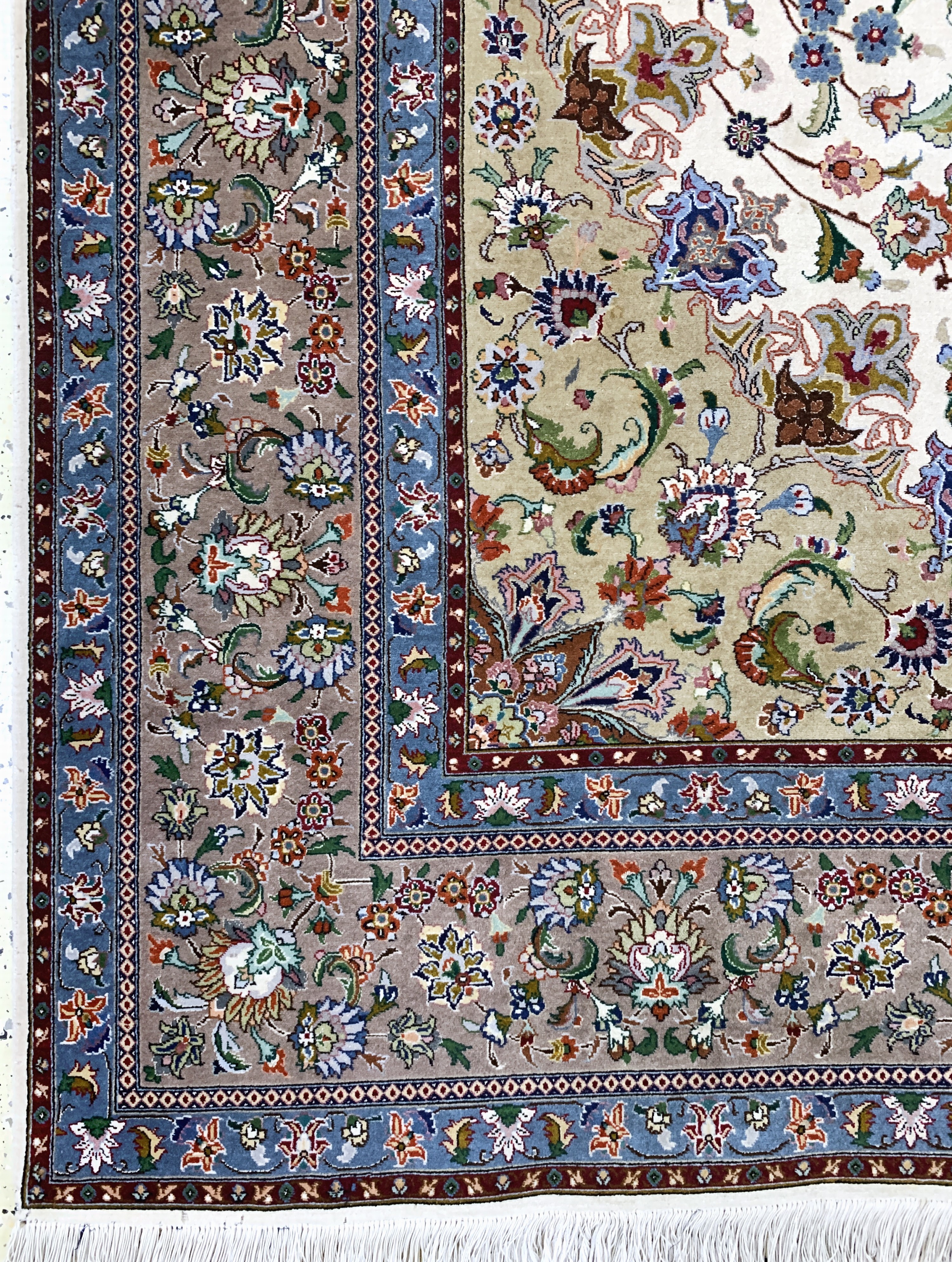 Detail c: Täbriz fein( 50 Raj), Persien, Mitte 20.Jhd, Korkwolle mit Seide, ca. 246 x 246 cm,ca. 500.000 Kn/qm, EHZ: 2, (minimaler Mottenfrass am Rand)