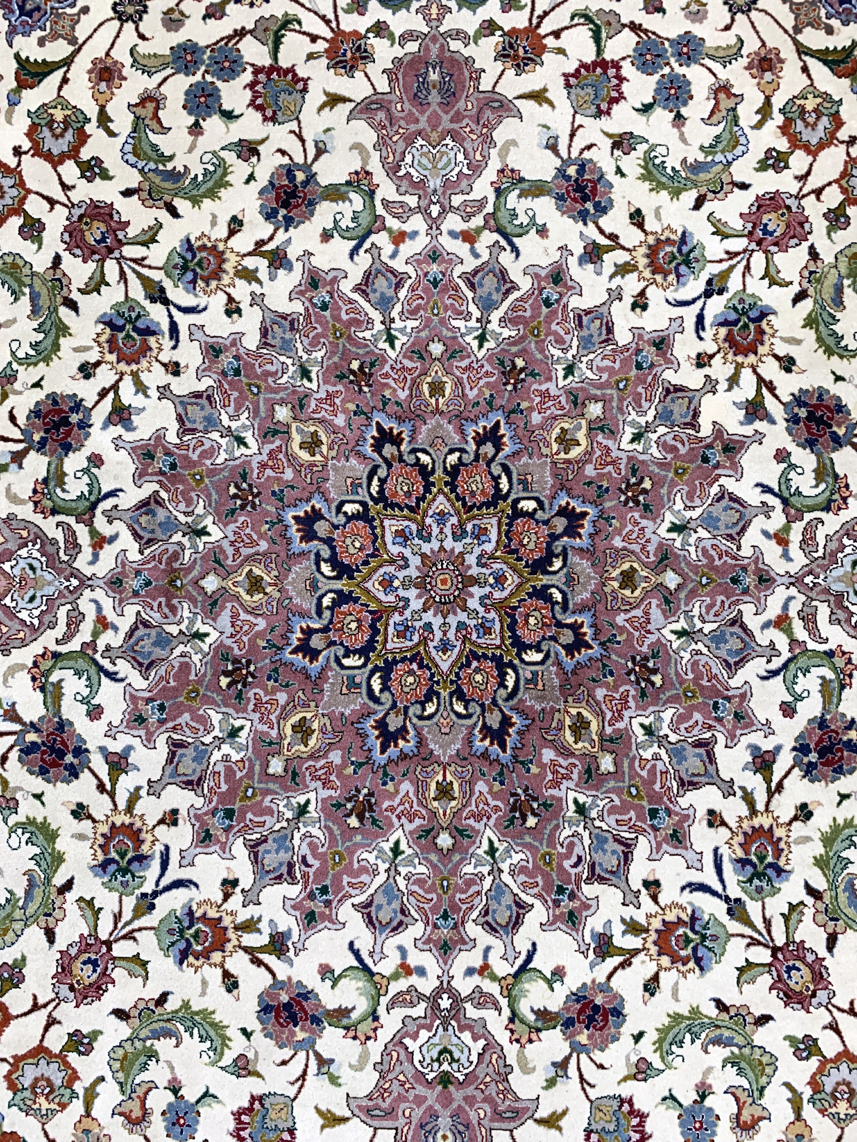 Detail d: Täbriz fein( 50 Raj), Persien, Mitte 20.Jhd, Korkwolle mit Seide, ca. 246 x 246 cm,ca. 500.000 Kn/qm, EHZ: 2, (minimaler Mottenfrass am Rand)