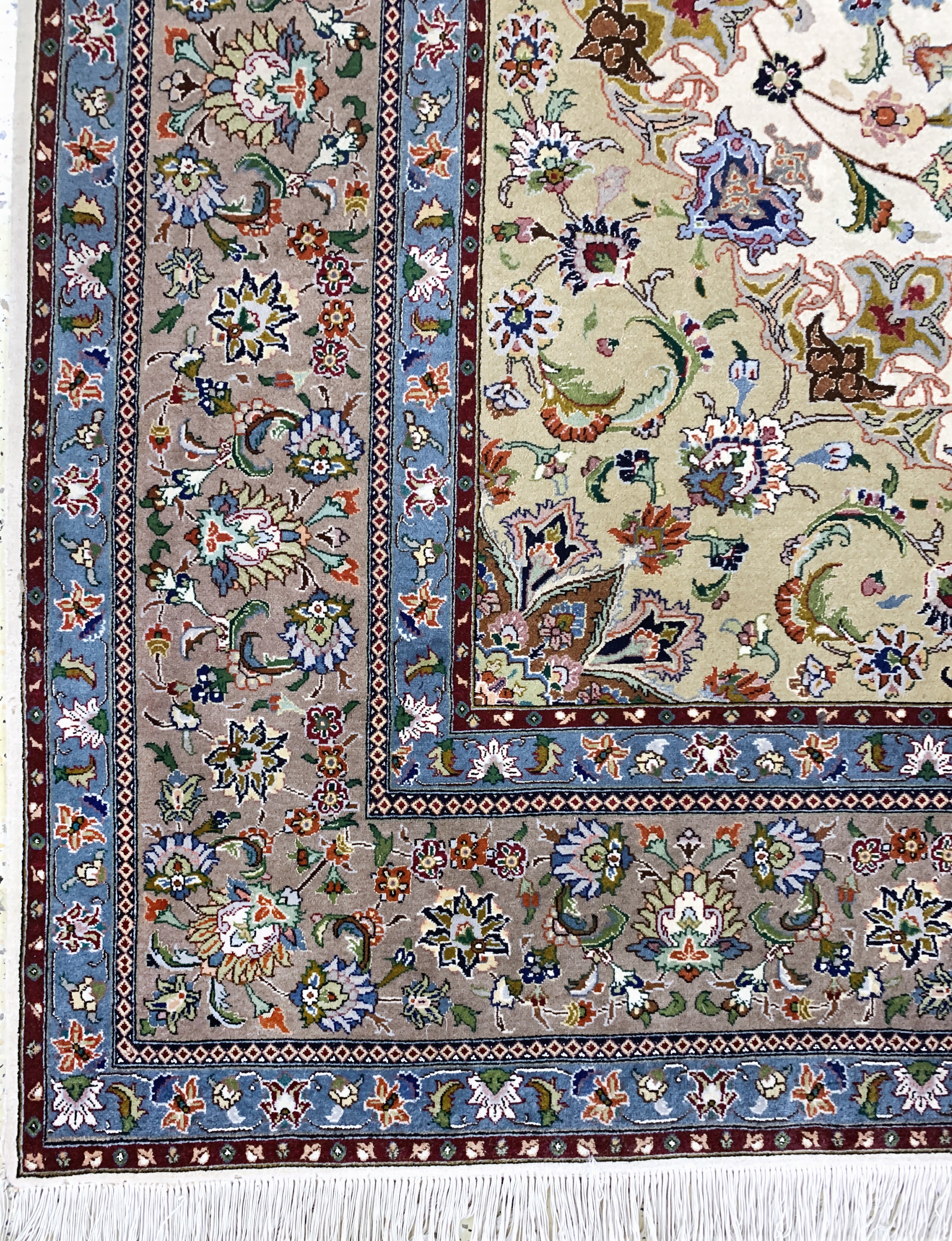 Detail g: Täbriz fein( 50 Raj), Persien, Mitte 20.Jhd, Korkwolle mit Seide, ca. 246 x 246 cm,ca. 500.000 Kn/qm, EHZ: 2, (minimaler Mottenfrass am Rand)