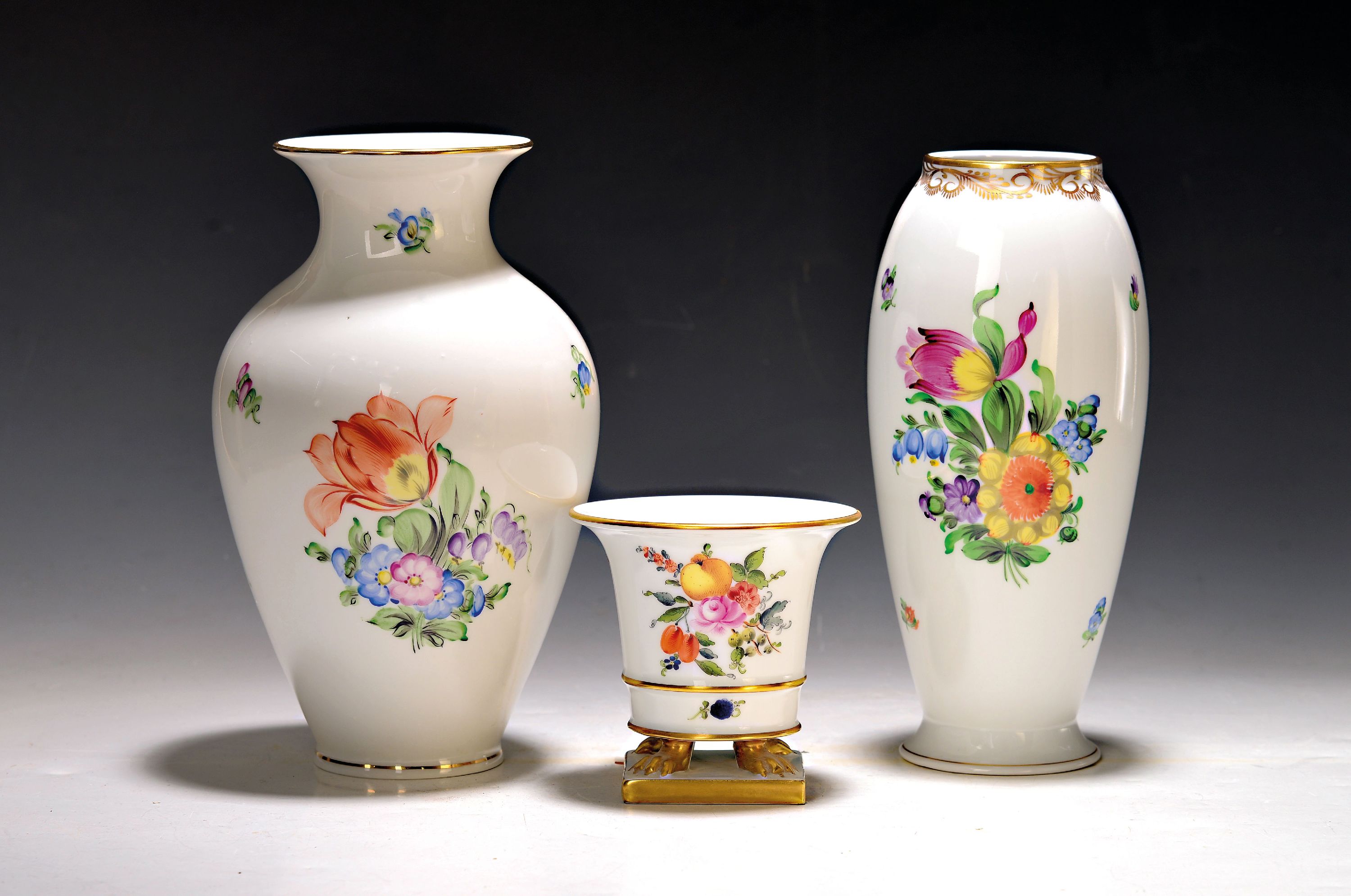 Image 27034078 - 3 Vasen, Herend Ungarn, 20. Jh., Porzellan, mit buntem Blumenbukettdekor, Goldränder, ...