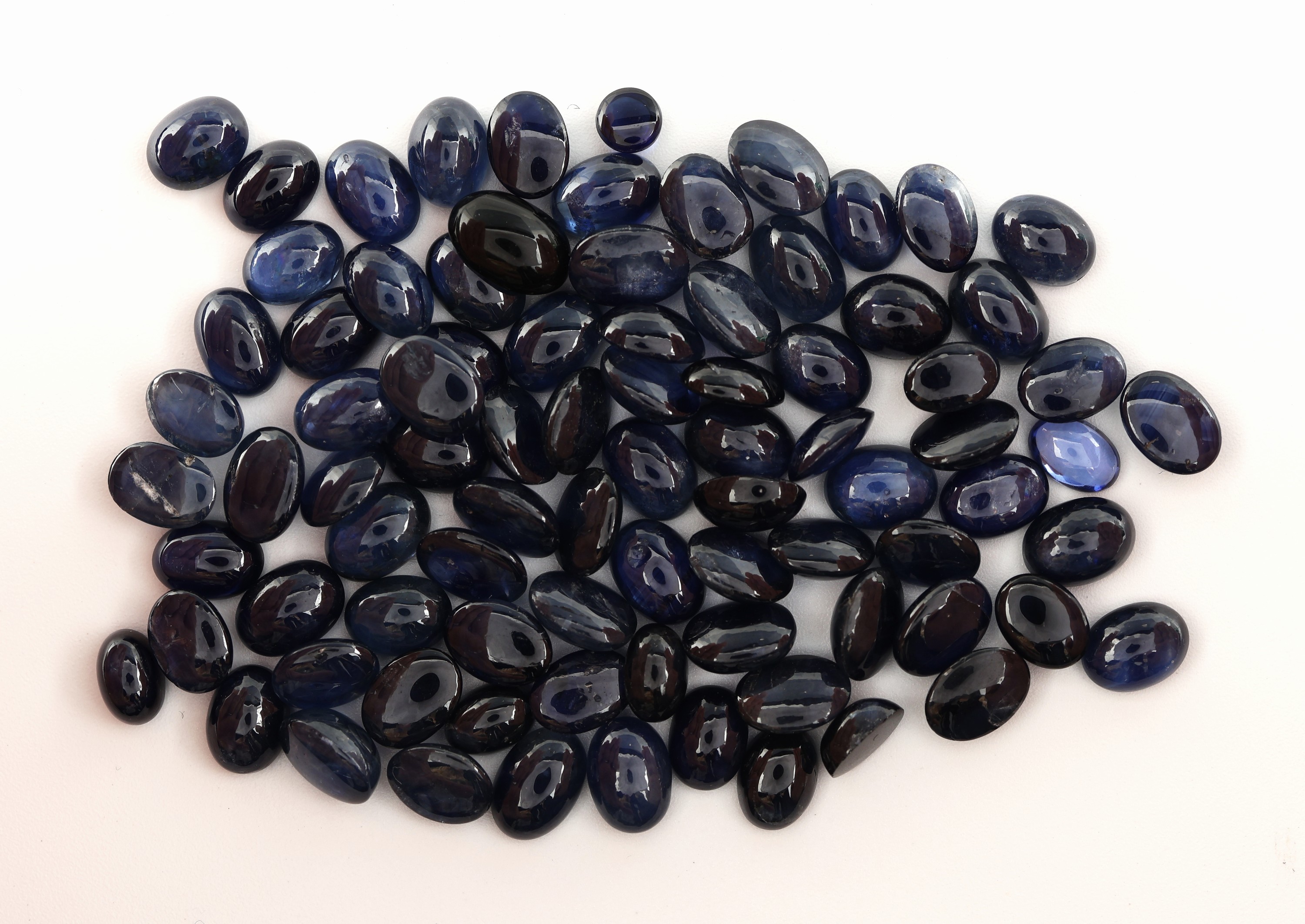 Lot lose Saphir-Cabochons zus. ca. 91.50 ct, Ausfassware