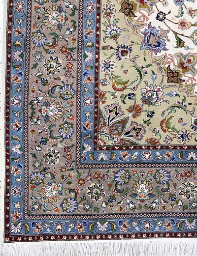 27034073g - Täbriz fein( 50 Raj), Persien, Mitte 20.Jhd, Korkwolle mit Seide, ca. 246 x 246 cm,ca. ...