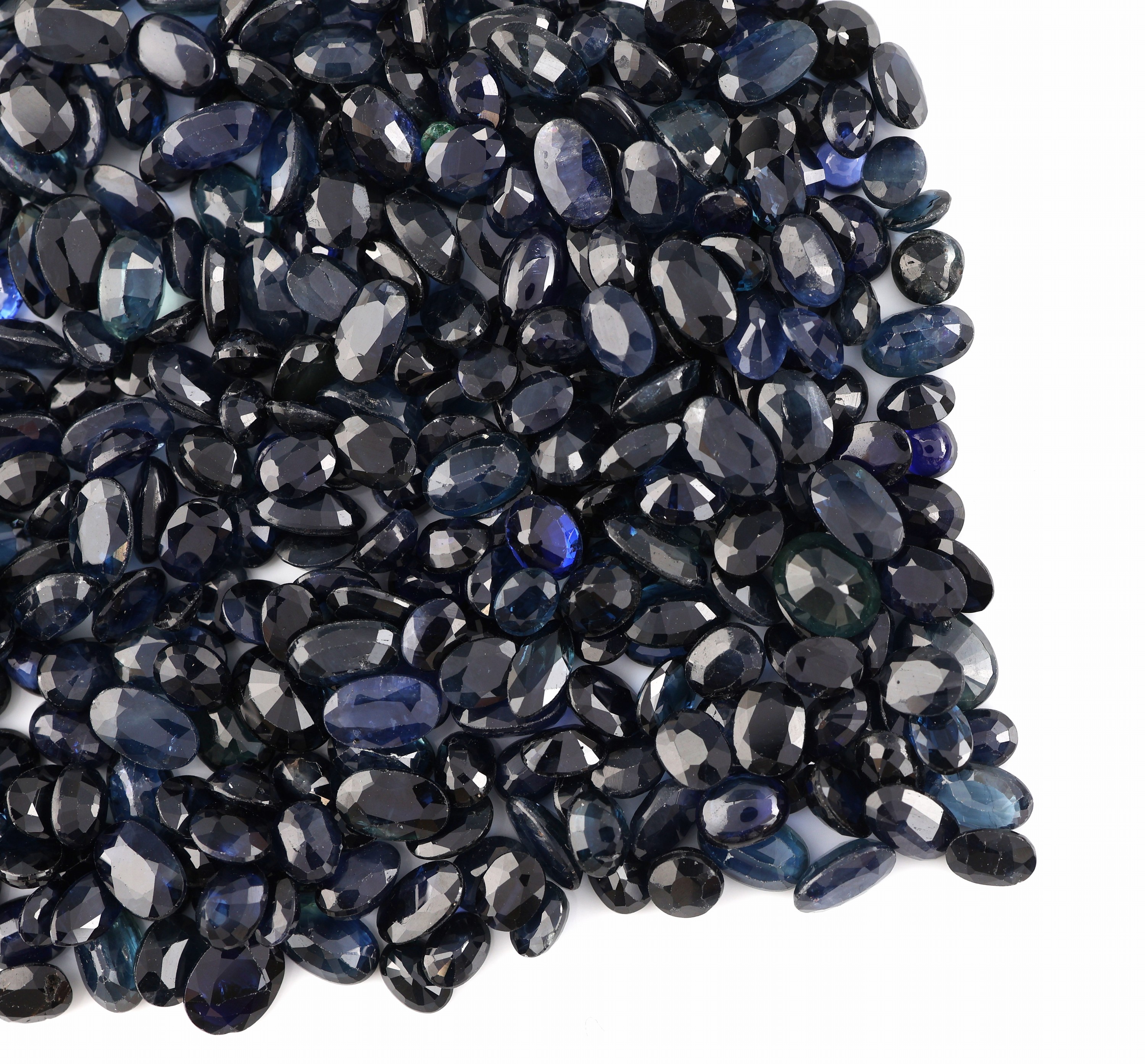 Detail a: Lot lose facett. Saphire zus. ca. 92.8 ct, Ausfassware
