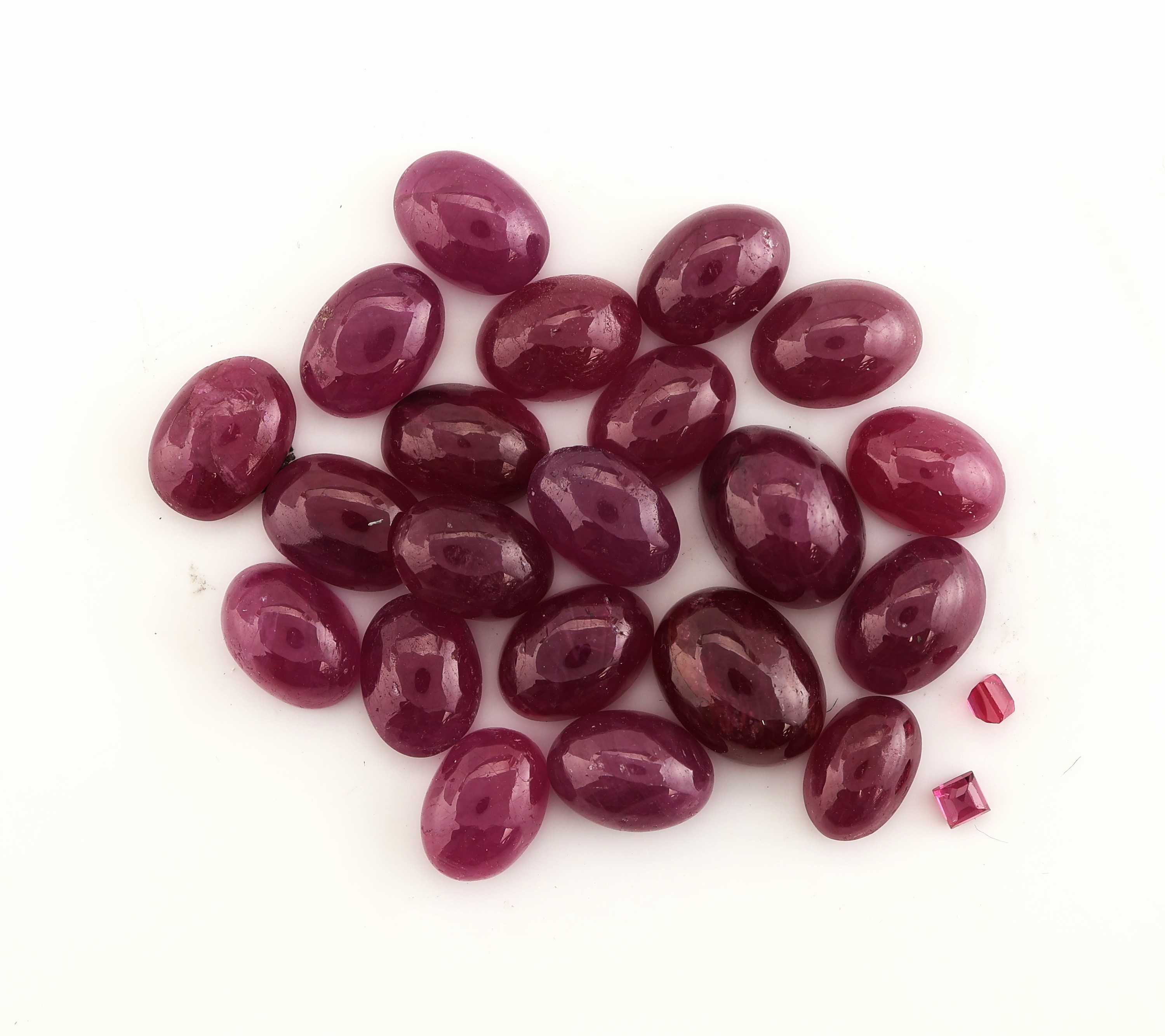 Detail a: Lot lose Rubine zus. ca. 25.6 ct, 2 Rubin-Carrees, andere Cabochons, Ausfassware