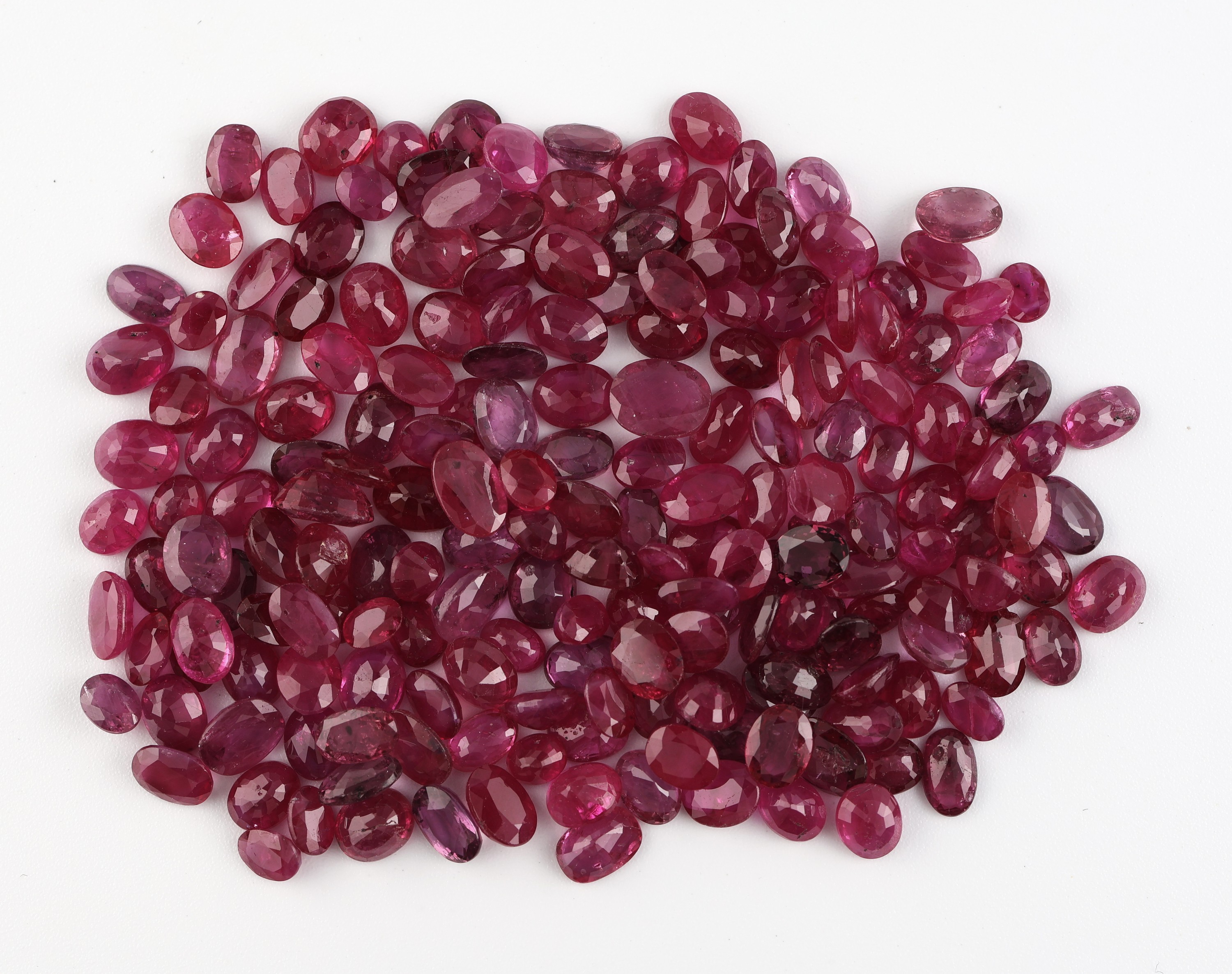 Lot lose facett. Rubine zus. ca. 73.6 ct, ovalfacett., Ausfassware