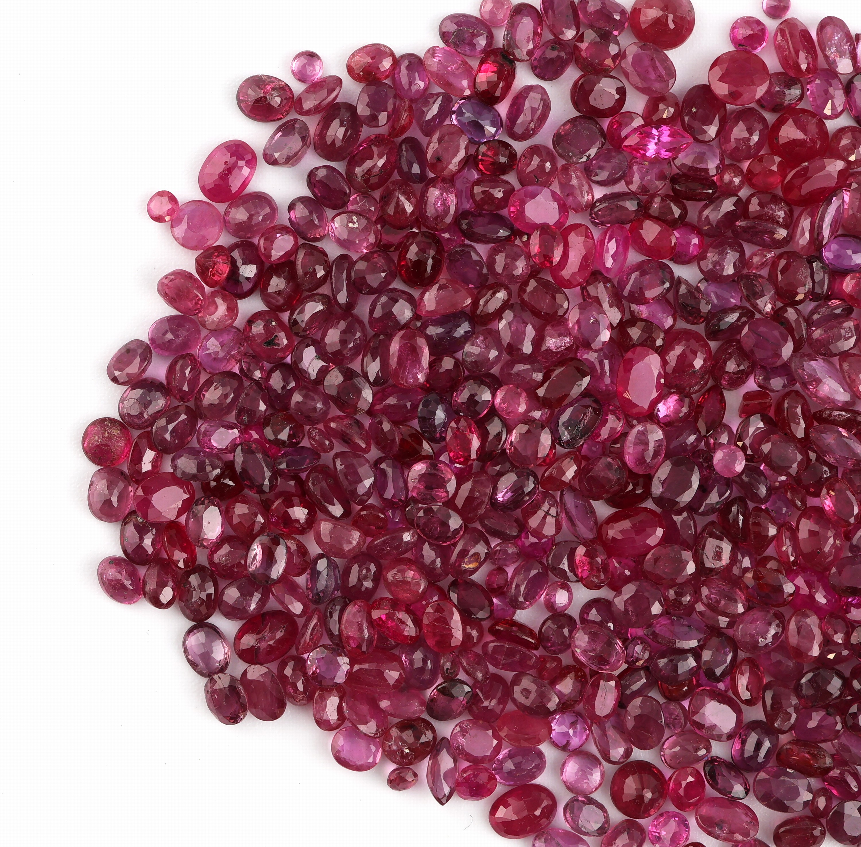 Detail a: Lot lose Rubine zus. ca. 58.5 ct, Ausfassware, facett.