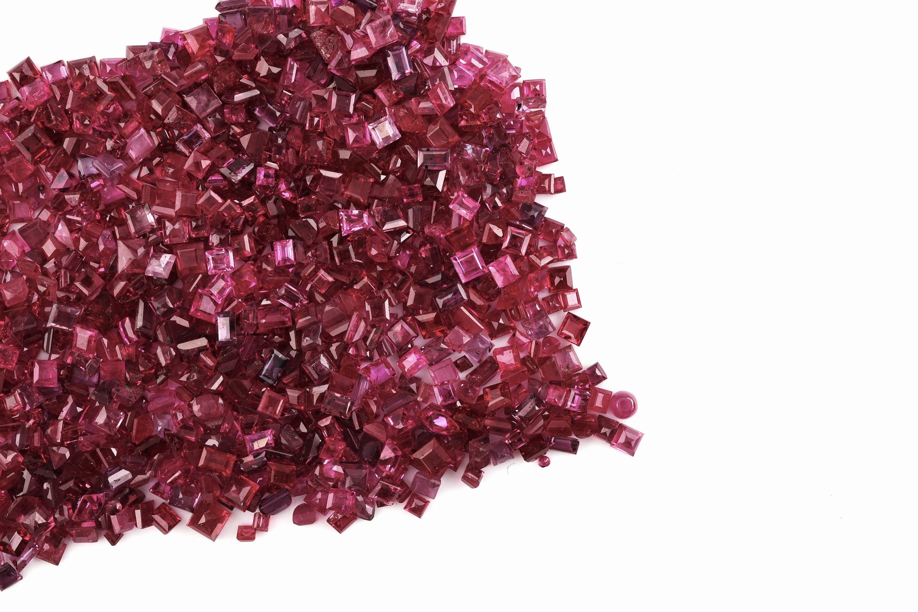 Detail a: Lot lose facett. Rubine zus. ca. 101.15 ct, Ausfassware