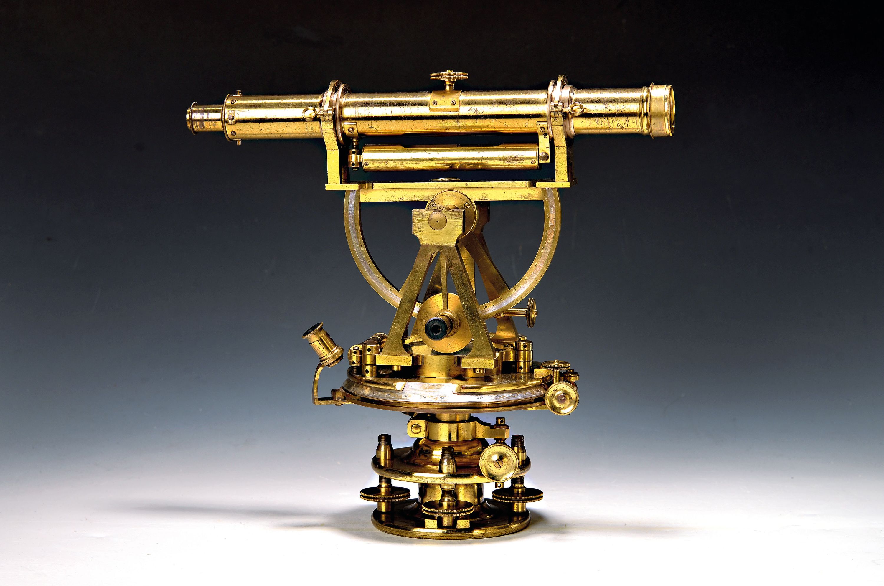 Image 27034161 - Theodolith, England, 2. Hälfte 19. Jh., Messing, z.T. versilberter Ziffernring. ...