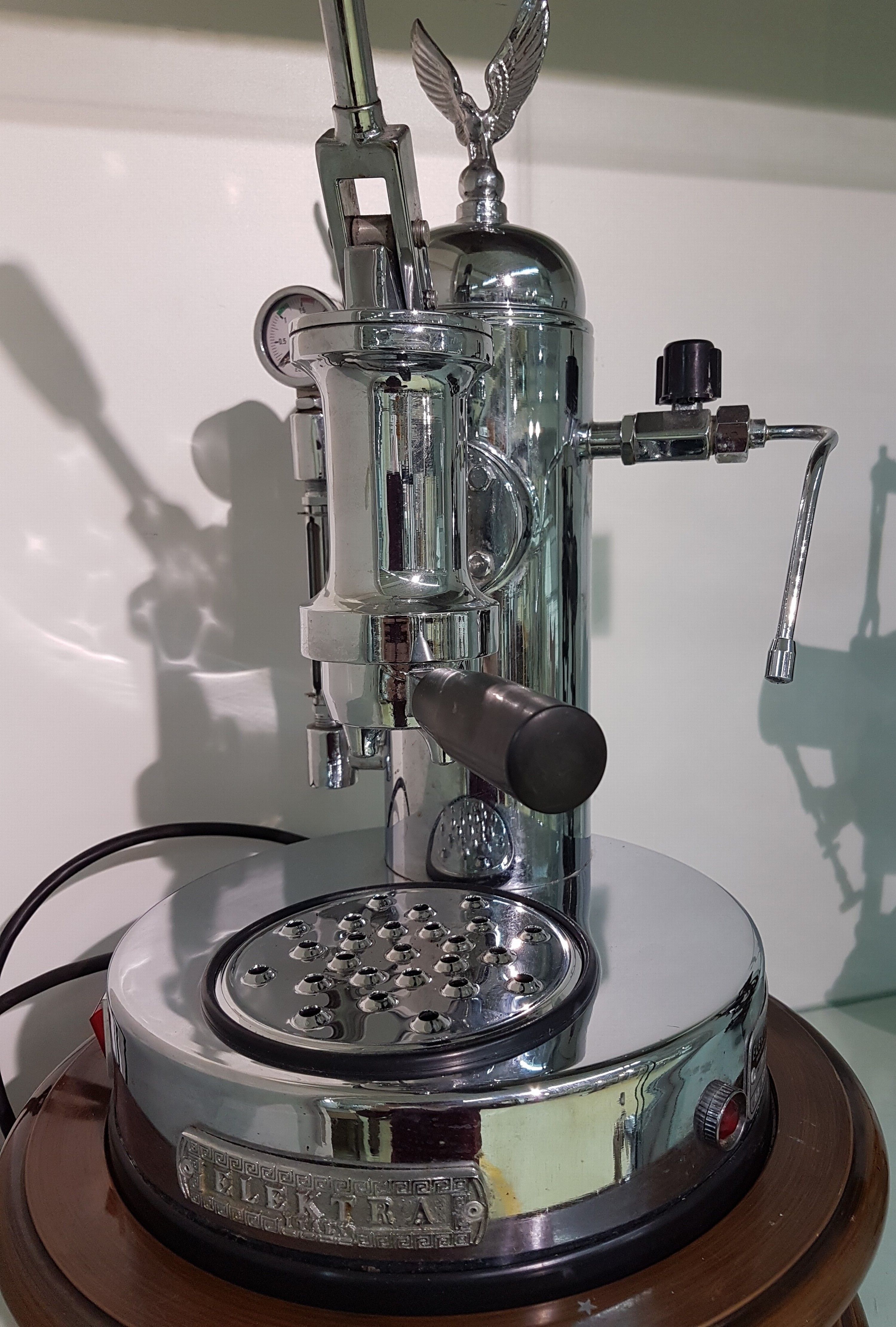 Detail a: Große Espressomaschine/Kaffeemaschine, Elektra Microcasa, Siebträgermaschine, Handhebel, Elektra Chrom, auf rundem Holzsockel mit Schublade ...