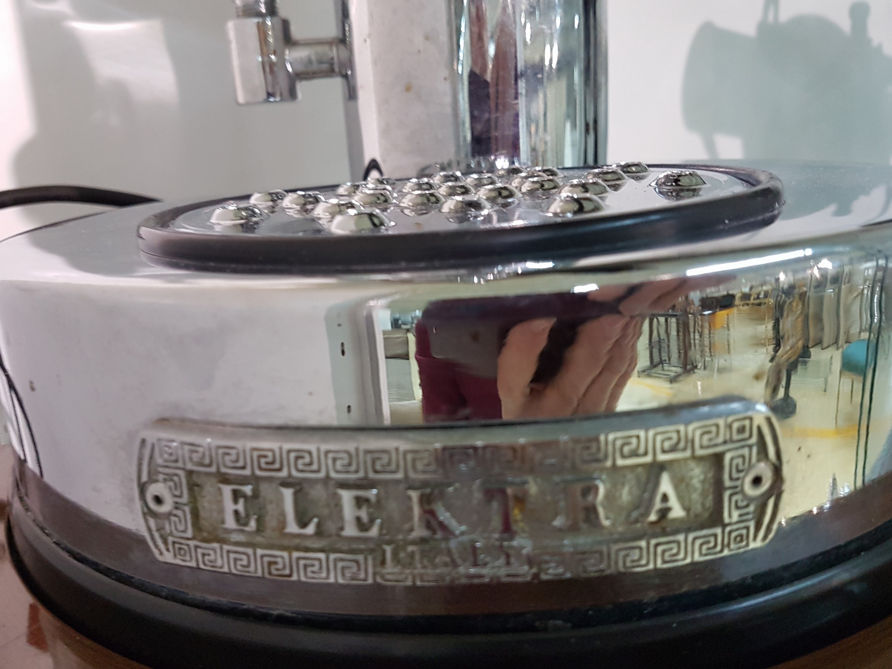 Detail b: Große Espressomaschine/Kaffeemaschine, Elektra Microcasa, Siebträgermaschine, Handhebel, Elektra Chrom, auf rundem Holzsockel mit Schublade ...