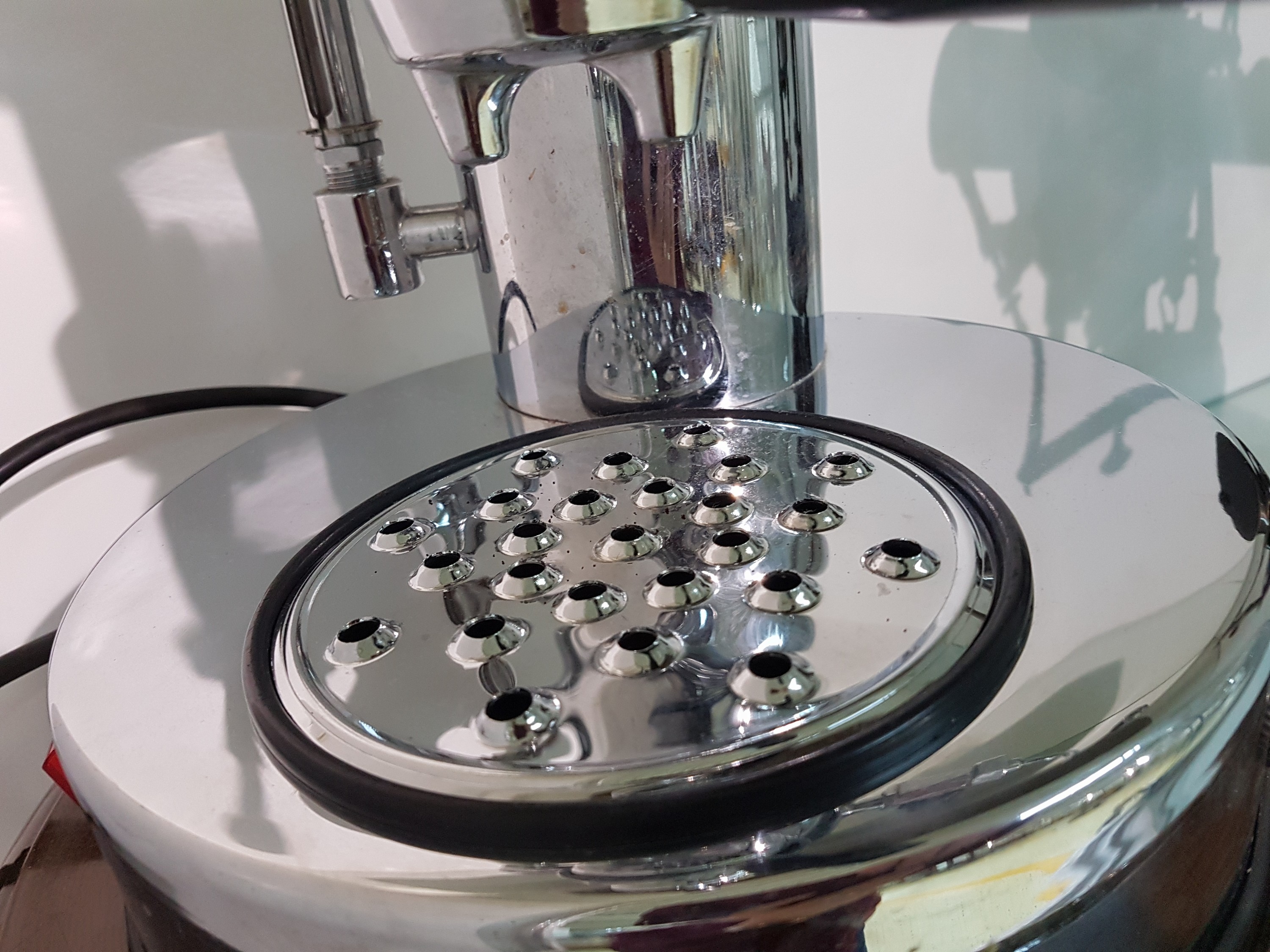 Detail c: Große Espressomaschine/Kaffeemaschine, Elektra Microcasa, Siebträgermaschine, Handhebel, Elektra Chrom, auf rundem Holzsockel mit Schublade ...