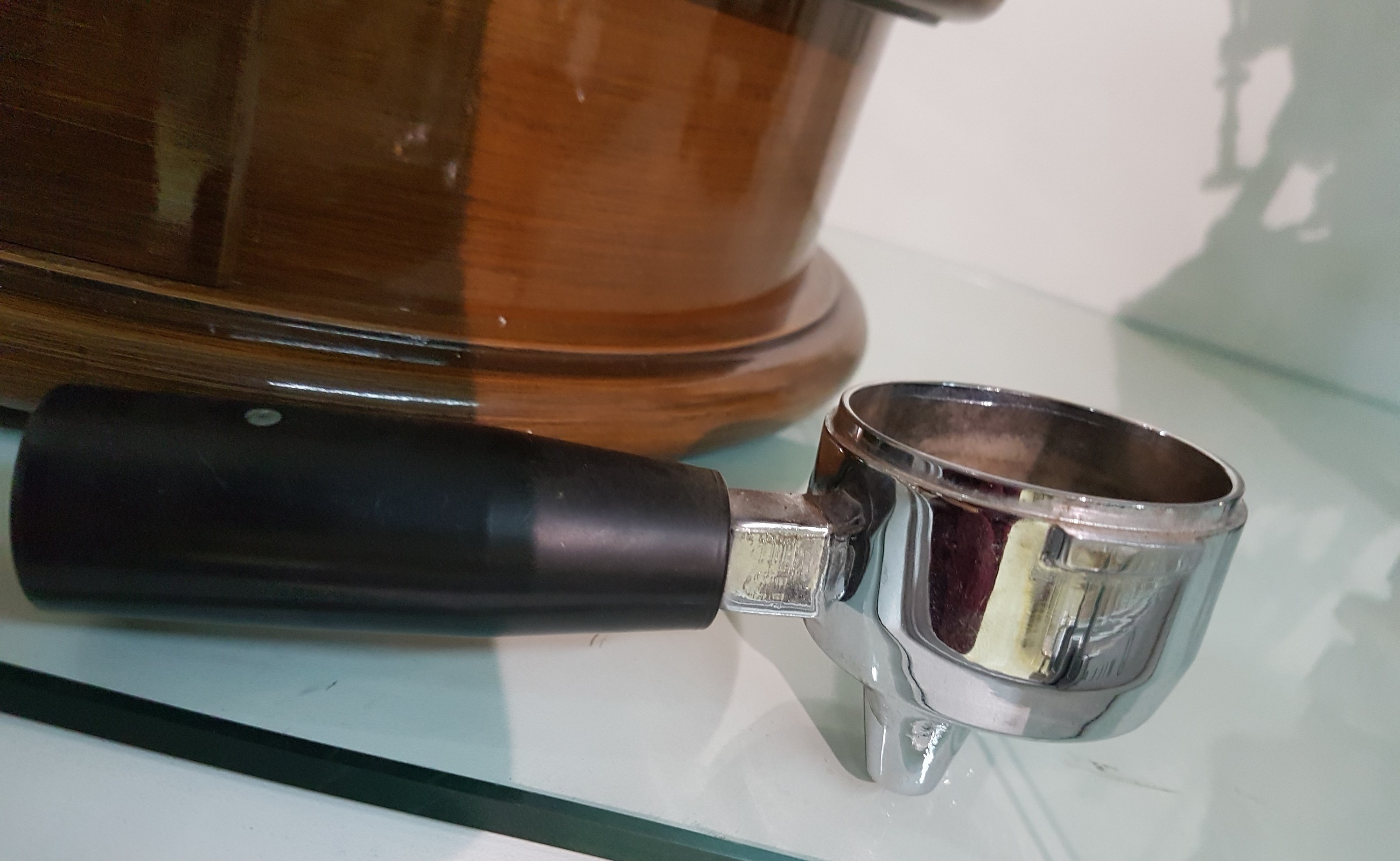 Detail d: Große Espressomaschine/Kaffeemaschine, Elektra Microcasa, Siebträgermaschine, Handhebel, Elektra Chrom, auf rundem Holzsockel mit Schublade ...