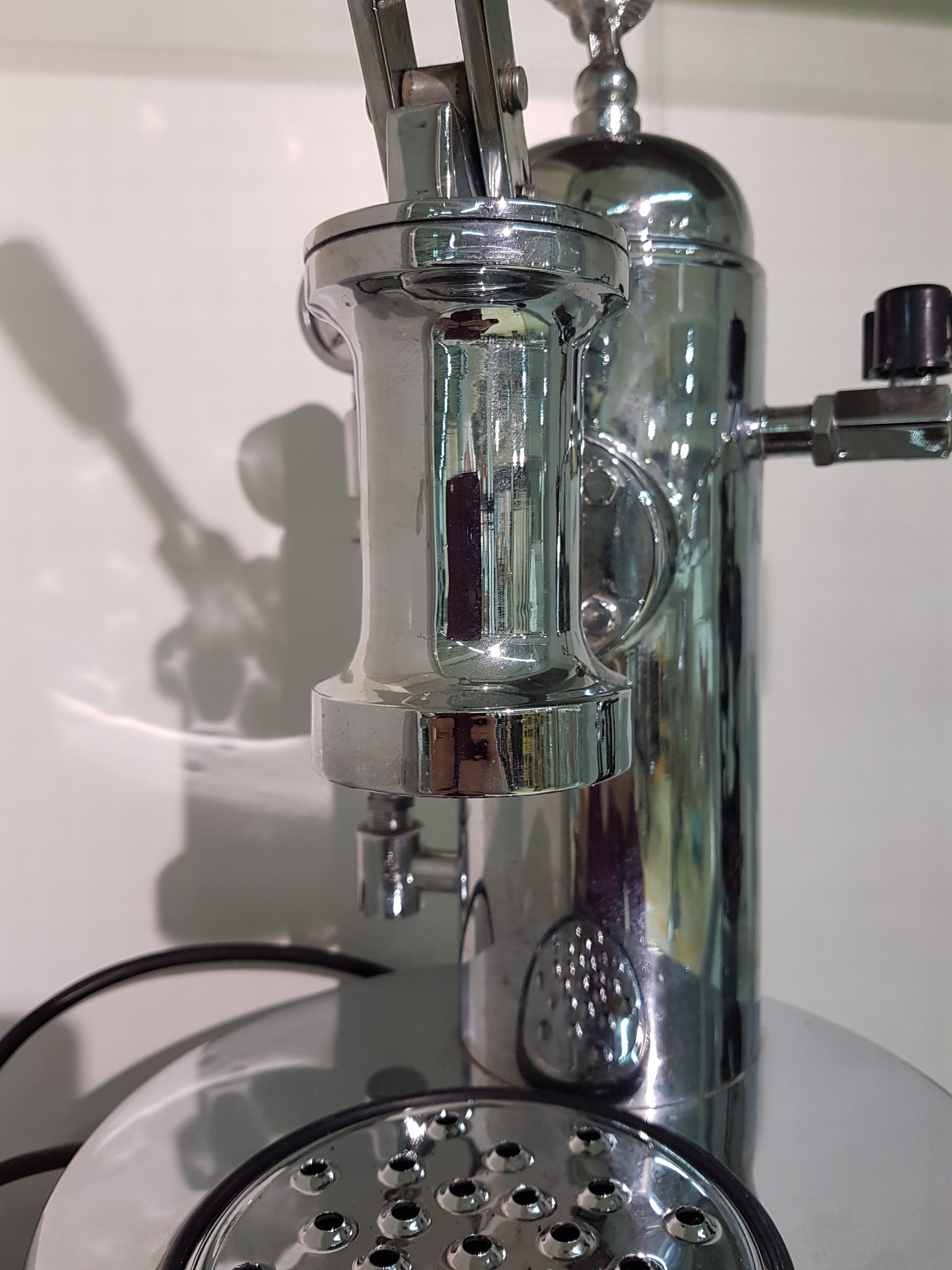 Detail e: Große Espressomaschine/Kaffeemaschine, Elektra Microcasa, Siebträgermaschine, Handhebel, Elektra Chrom, auf rundem Holzsockel mit Schublade ...
