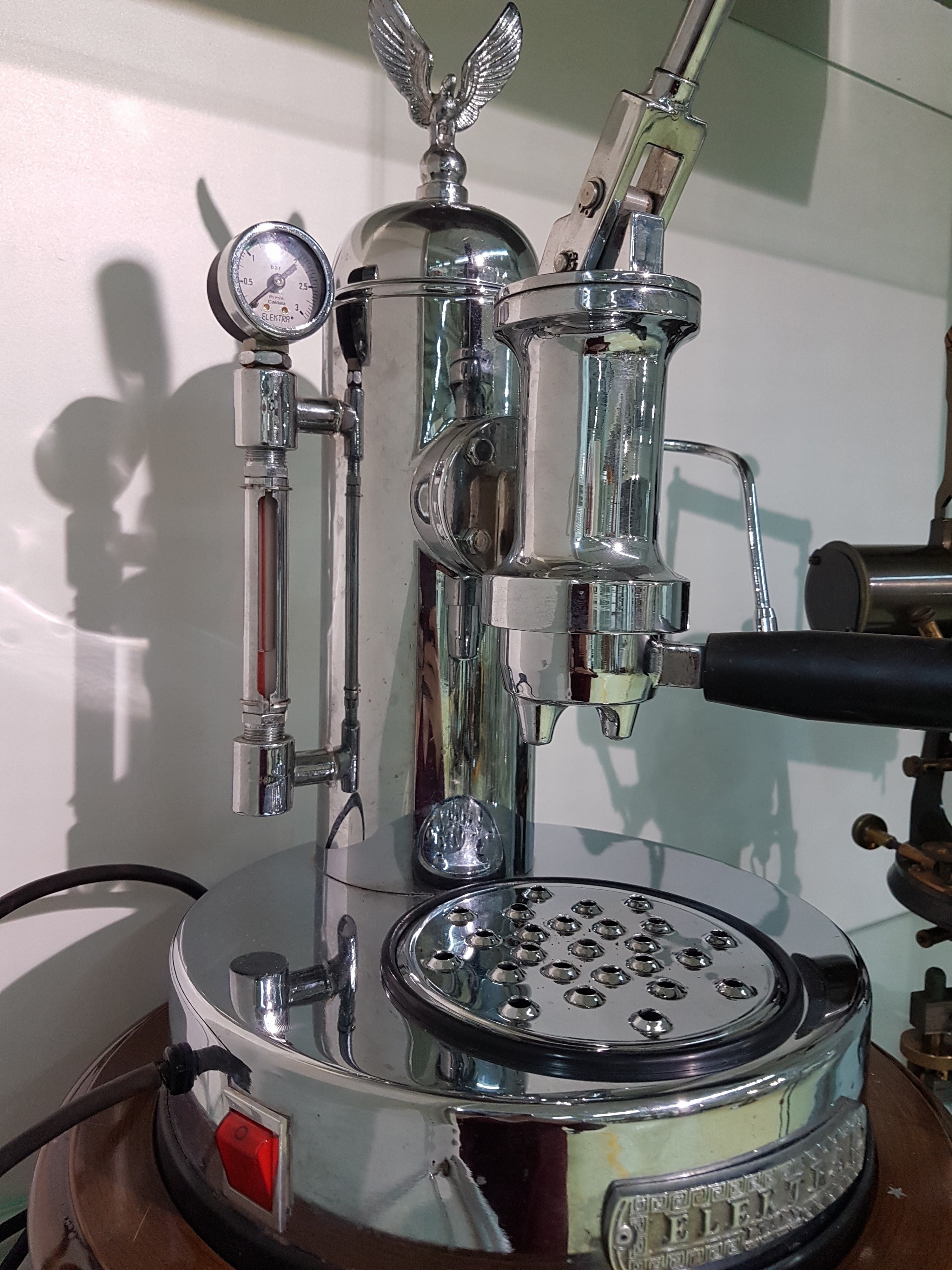 Detail g: Große Espressomaschine/Kaffeemaschine, Elektra Microcasa, Siebträgermaschine, Handhebel, Elektra Chrom, auf rundem Holzsockel mit Schublade ...